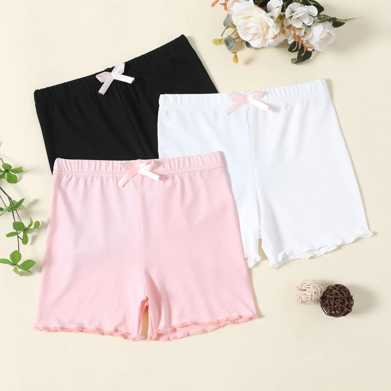 Pantalones cortos de polainas de color sólido con ribete de lechuga con diseño de lazo para niña Blanco big image 1