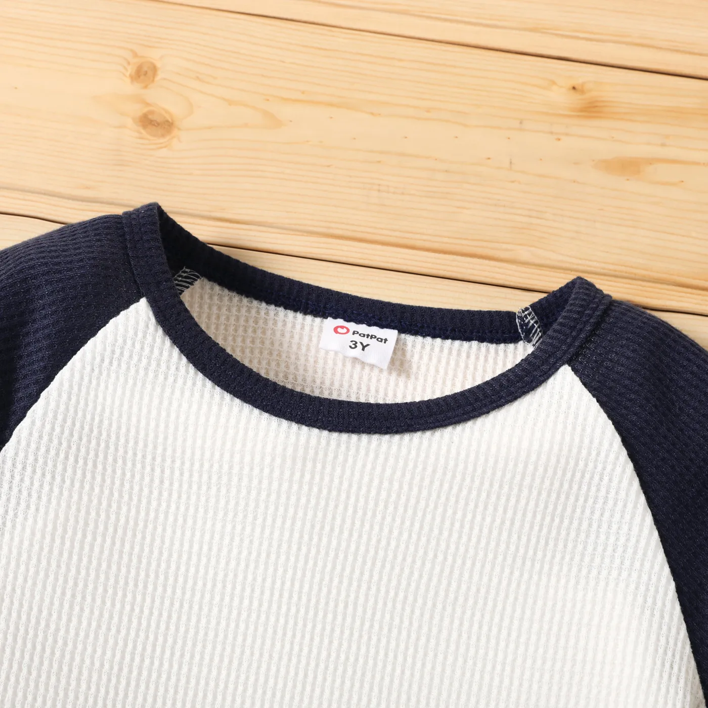 2-piece Toddler Boy Waffle Colorblock Raglan Sleeve Tee and Solid Color Shorts Set  image 3