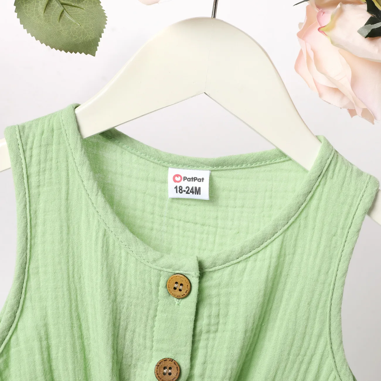 طفلة صغيرة قطن 100٪ بلون زر تصميم شورت رومبير بحزام بلا أكمام اخضر فاتح big image 1