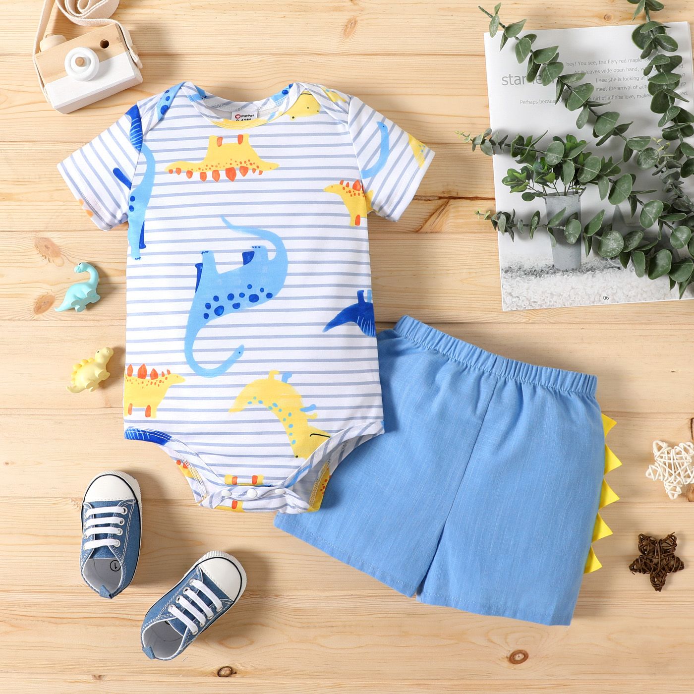 

2pcs Baby Boy 100% Cotton Shorts and Cartoon Dinosaur Print Short-sleeve Romper Set