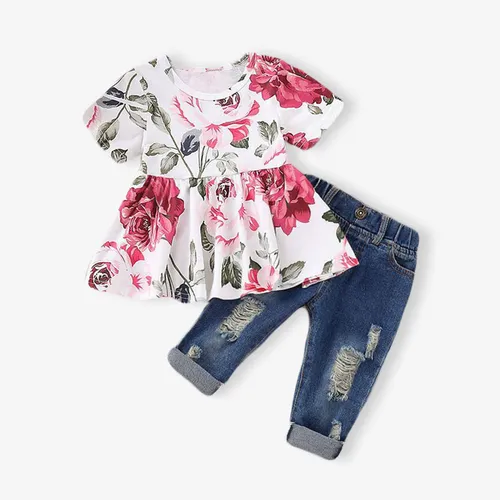 Conjunto para bebê menina (2 peças) com blusa de manga curta com estmap floral e calça jeans rasgada em 95% algodão