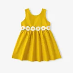 طفلة صغيرة ثلاثية الأبعاد تصميم الأزهار الظهر الخامس الرقبة بلون بلا أكمام فستان الأصفر