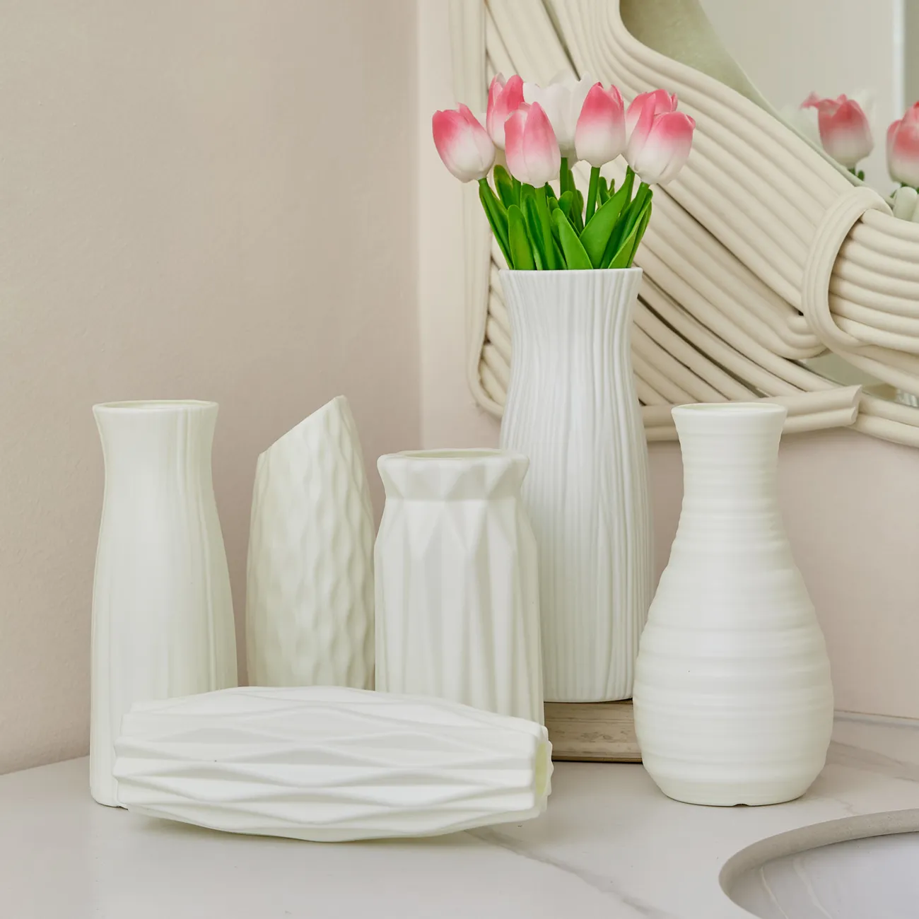 Keramik-Look weiße Kunststoff-Blumenvase im geometrischen Stil unzerbrechliche Dekorvase für Blumen-Home-Office-Tischdekoration weiß big image 1