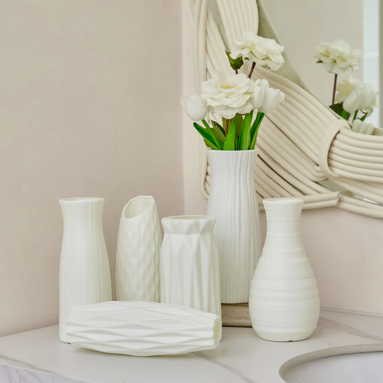 Keramik-Look weiße Kunststoff-Blumenvase geometrischer Stil unzerbrechliche Dekorvase für Blume Home Office Tischdekor weiß big image 1