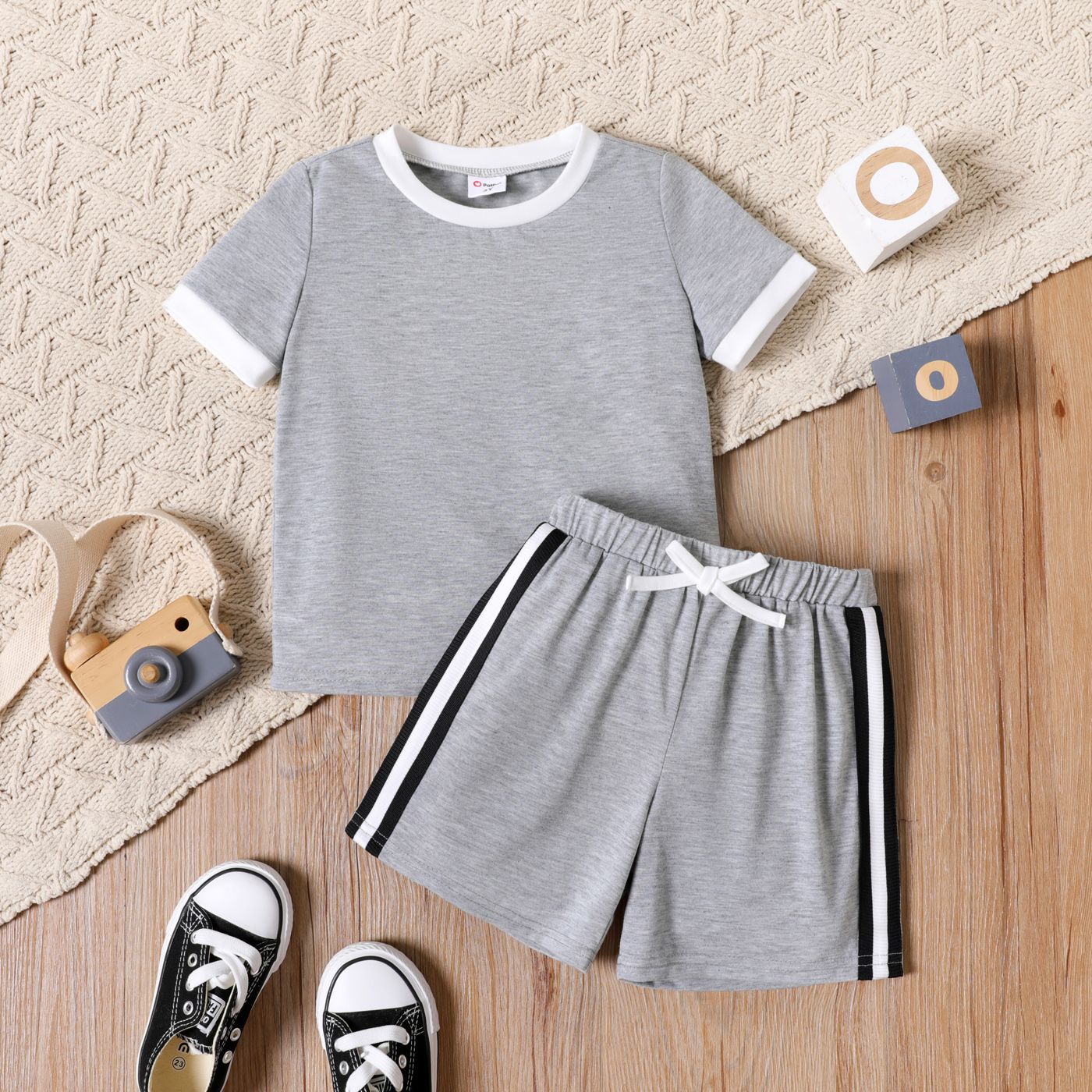 

2pcs Toddler Boy Colorblock Short-sleeve Tee and Striped Shorts Set