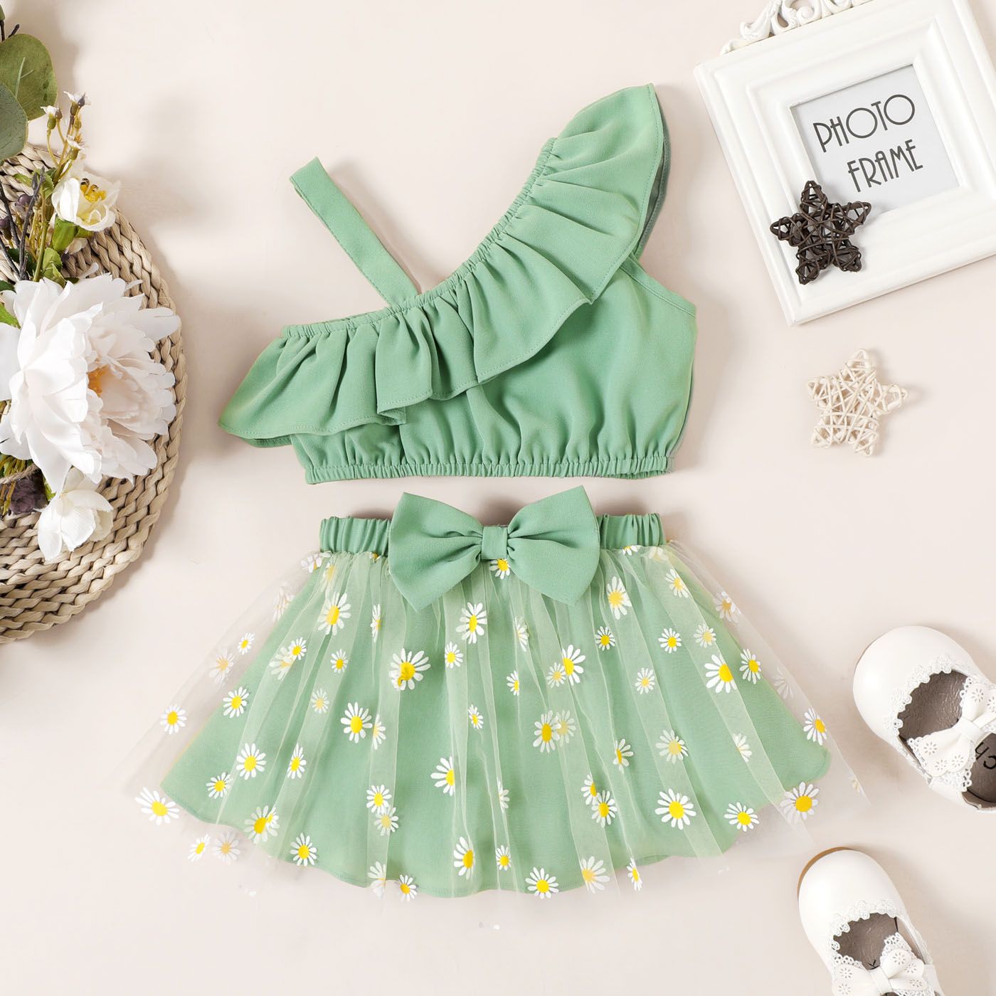 

2pcs Baby Girl Green Ruffle Trim One Shoulder Tank Crop Top and Bow Front Allover Daisy Floral Print Mesh Skirt Set