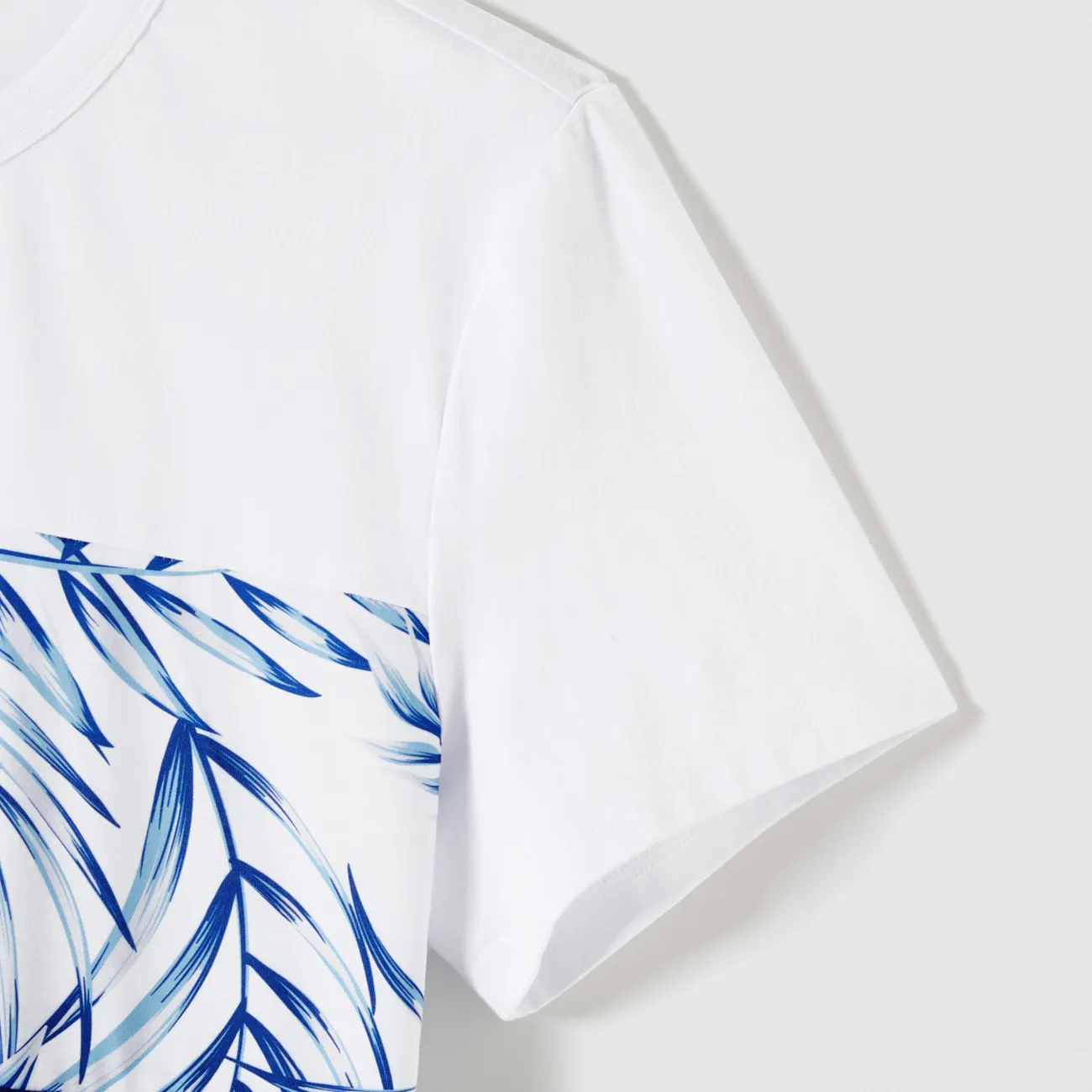Family Matching Allover Palm Leaf Print & Solid Spliced Surplice Neck Flutter-sleeve Dresses and Colorblock Short-sleeve T-shirts Sets sapphirebluewhite big image 1