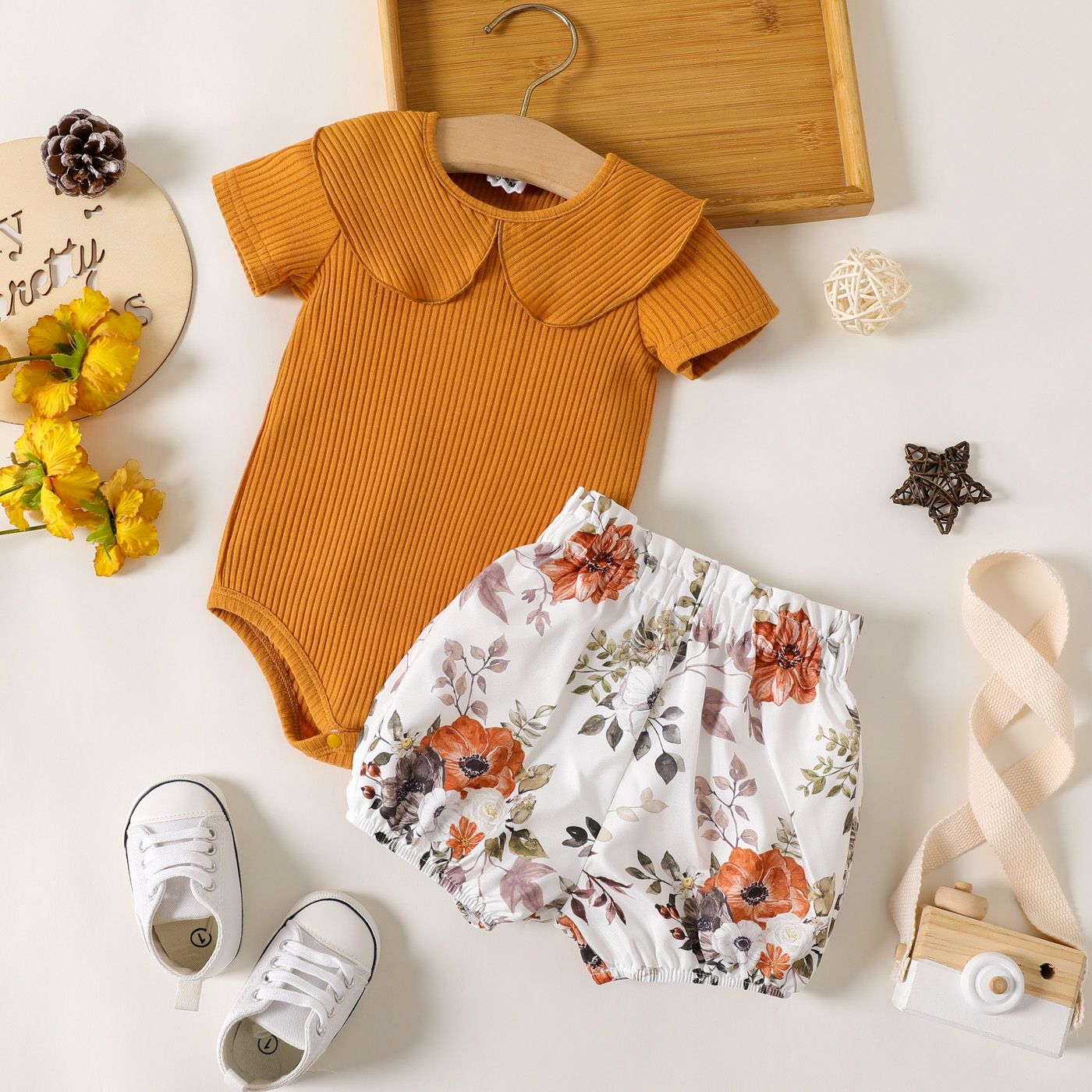 

2pcs Baby Girl Solid Rib Knit Peter Pan Collar Short-sleeve Romper and Floral Print Shorts Set