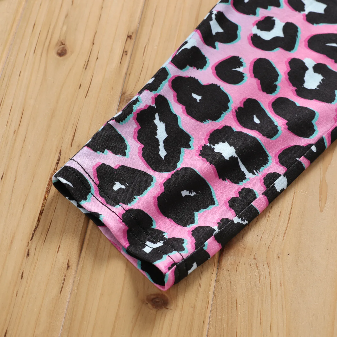 2pcs Kid Girl Cartoon Print Tie Knot Long-sleeve Tee and Leopard Print Leggings Set White image 4