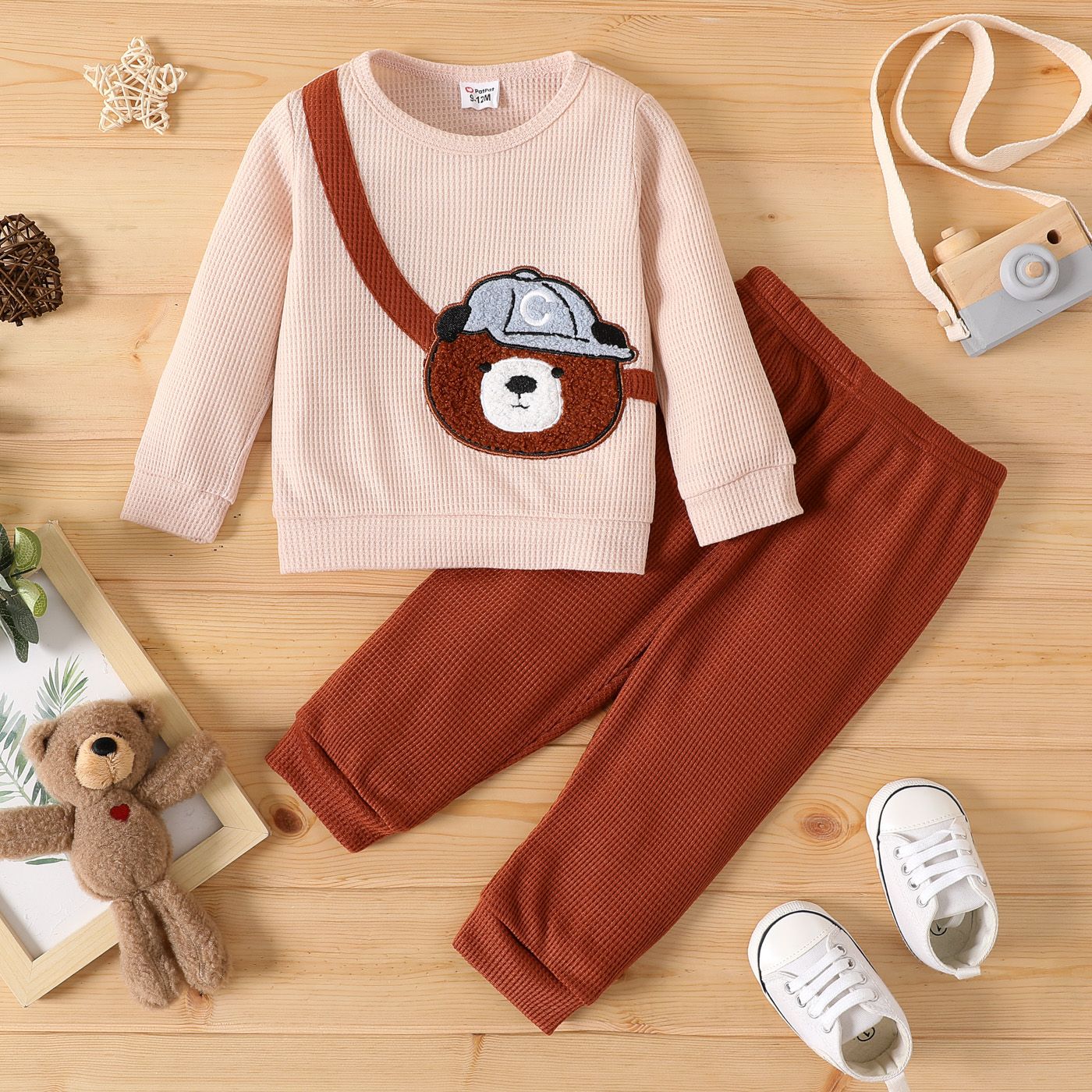 

2pcs Baby Boy Bear Embroidered Long-sleeve Textured Sweatshirt and Pants Set
