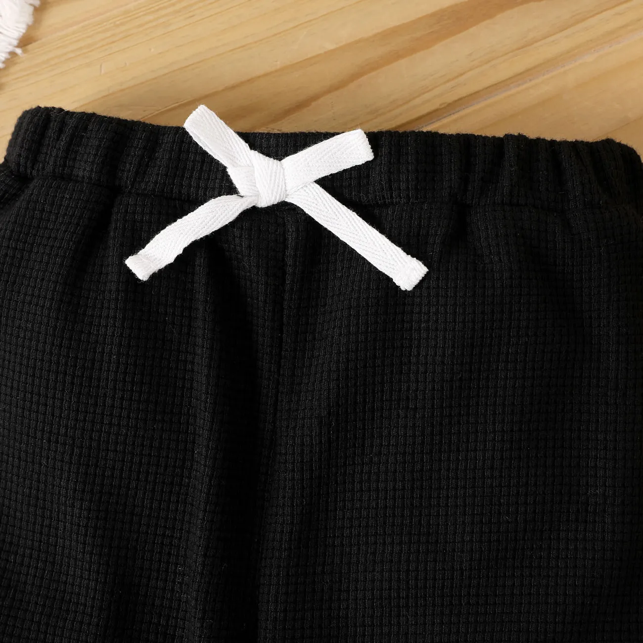 2pcs Baby Boy Cartoon Bear Detail Solid Textured Long-sleeve Pullover Sweatshirt and Sweatpants Set Black big image 1