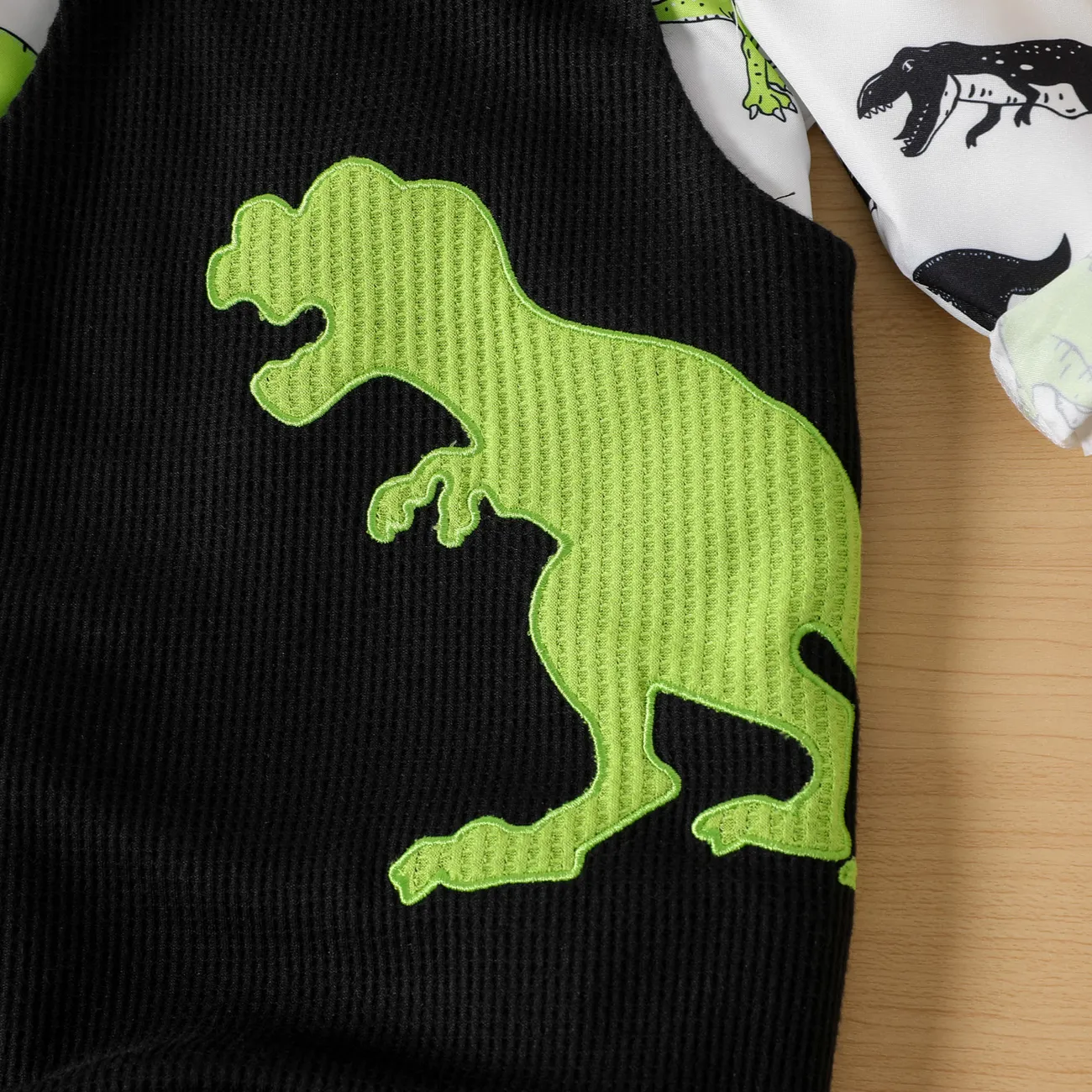 طقم من قطعتين قميص بأكمام طويلة وطبعة ديناصور للأطفال الرضع كتلة اللون big image 1