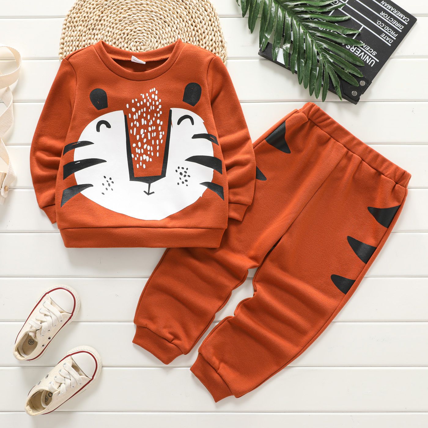 

2pcs Toddler Boy Animal Tiger Print Pullover Sweatshirt and Pants Set