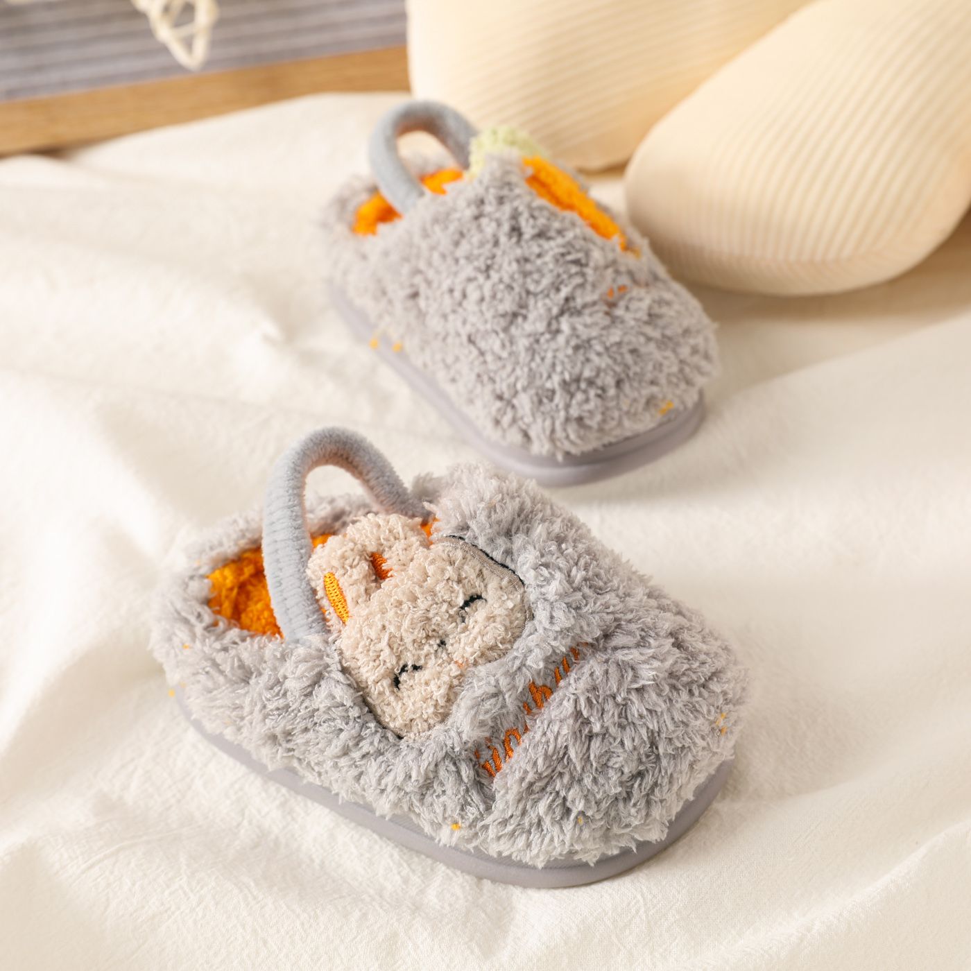 

Toddler / Kid Rabbit Carrot Graphic Plush Fluffy Slippers