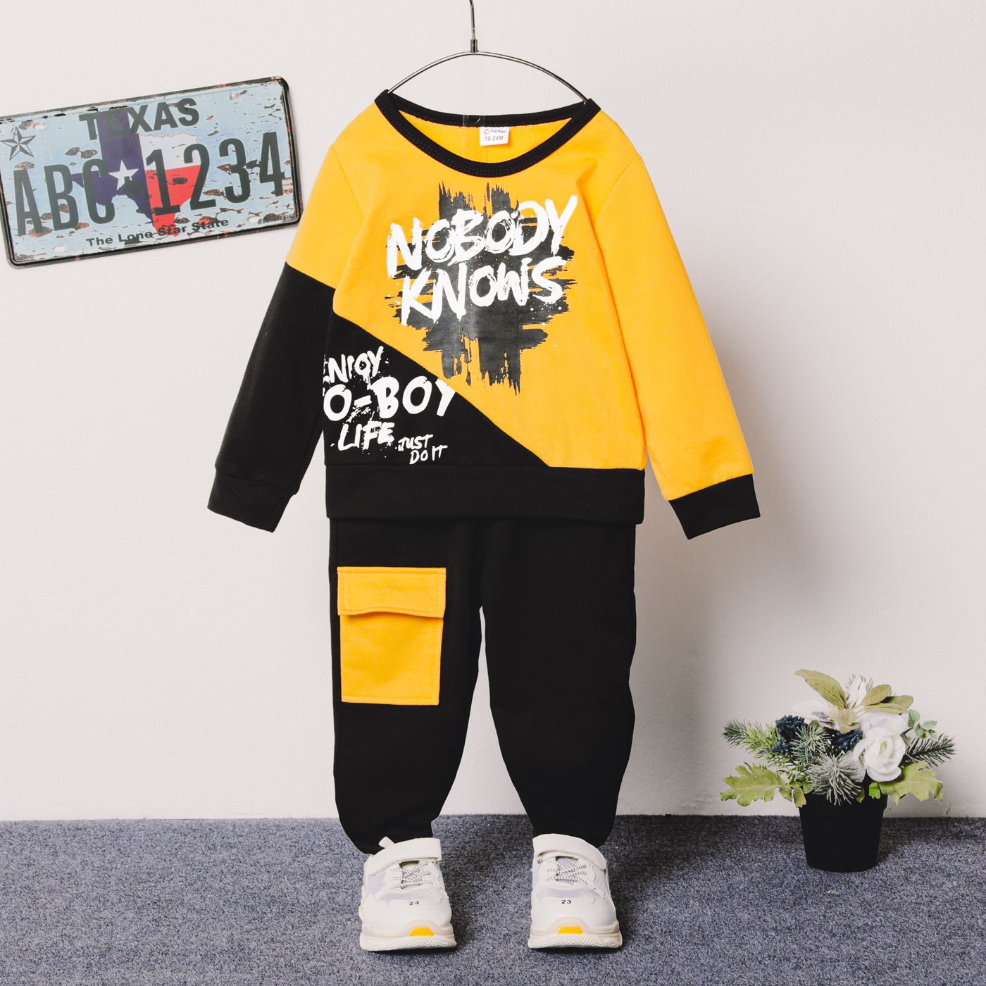 

2pcs Toddler Boy Treddy Letter Print Colorblock Sweatshirt and Pocket Design Pants Set
