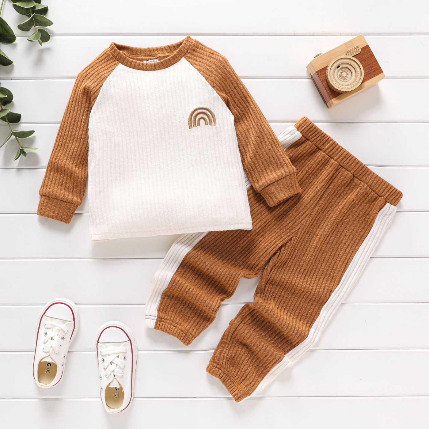 

2pcs Toddler Boy Rainbow Embroidered Ribbed Colorblock Raglan Sleeve Sweatshirt and Pants Set