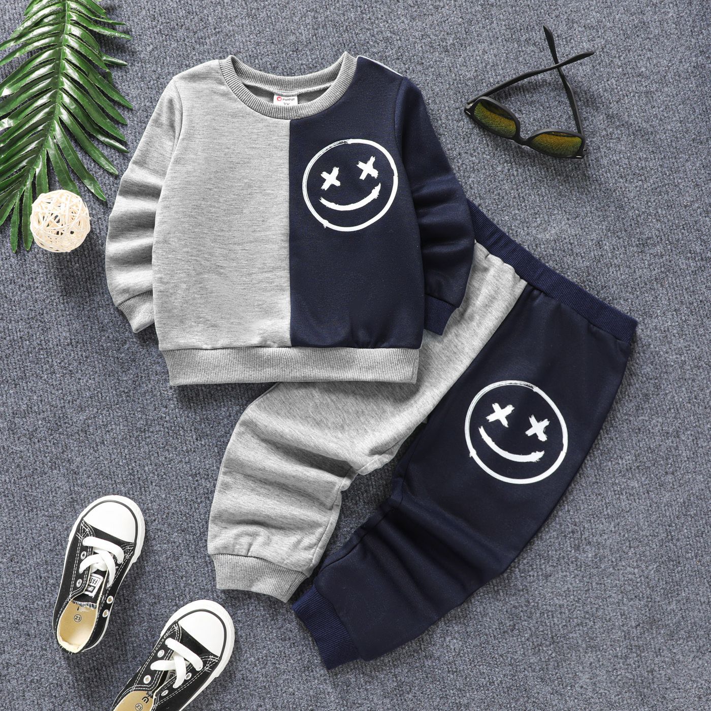 

2pcs Toddler Boy Face Graphic Print Colorblock Sweatshirt and Pants Casual Set