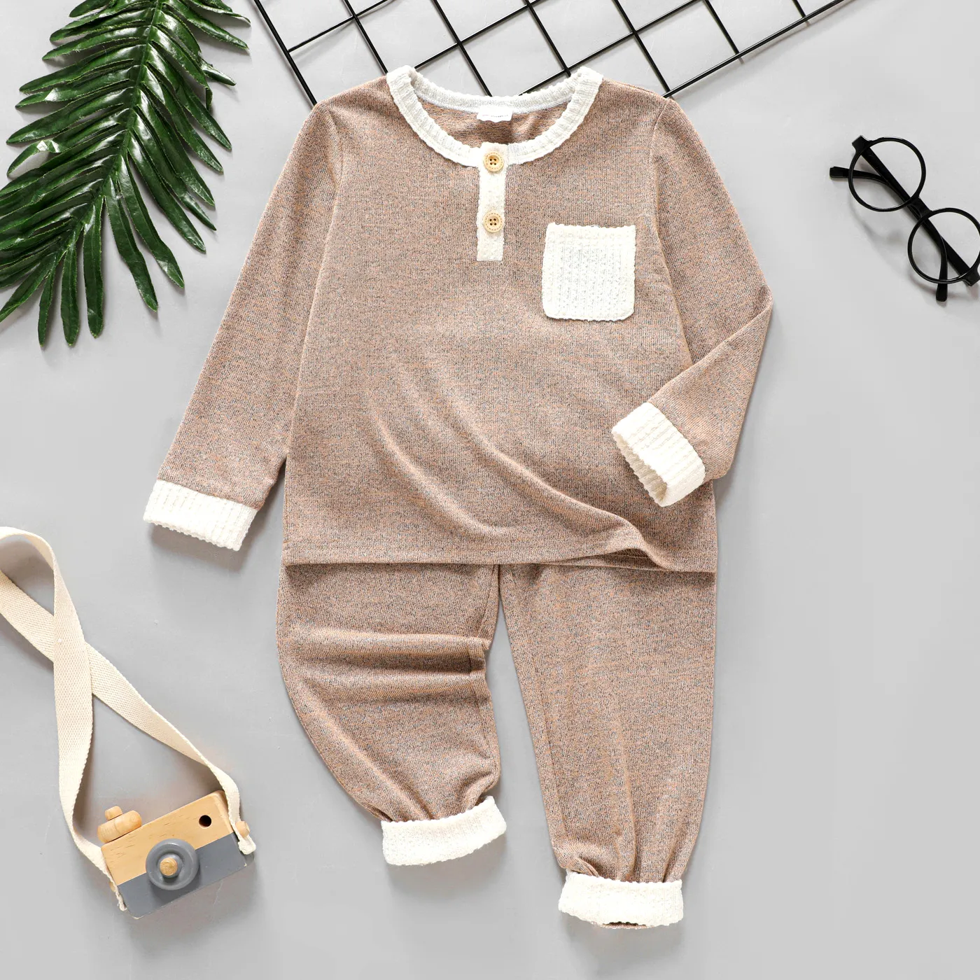 

2pcs Toddler Boy Button Pocket Design Colorblock Tee and Pants Set