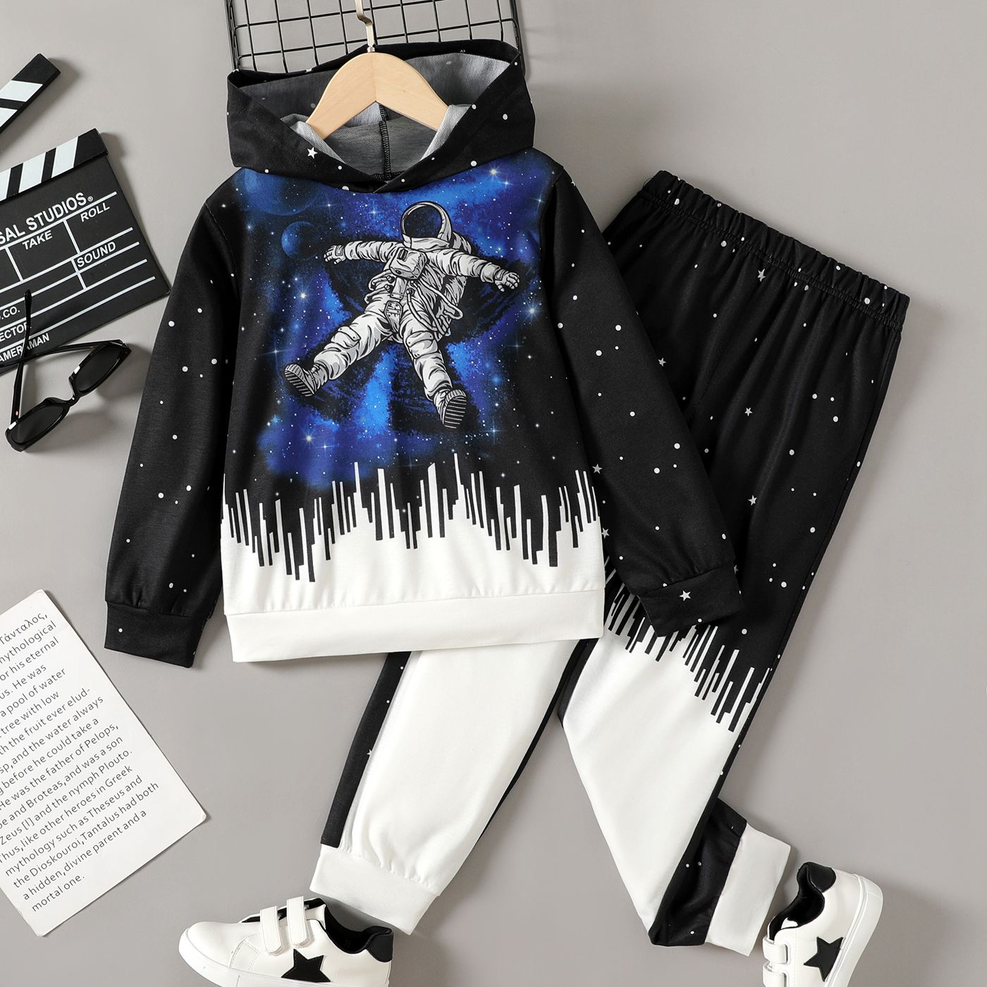 

2pcs Kid Boy Space Astronaut Print Colorblock Hoodie Sweatshirt and Pants Set