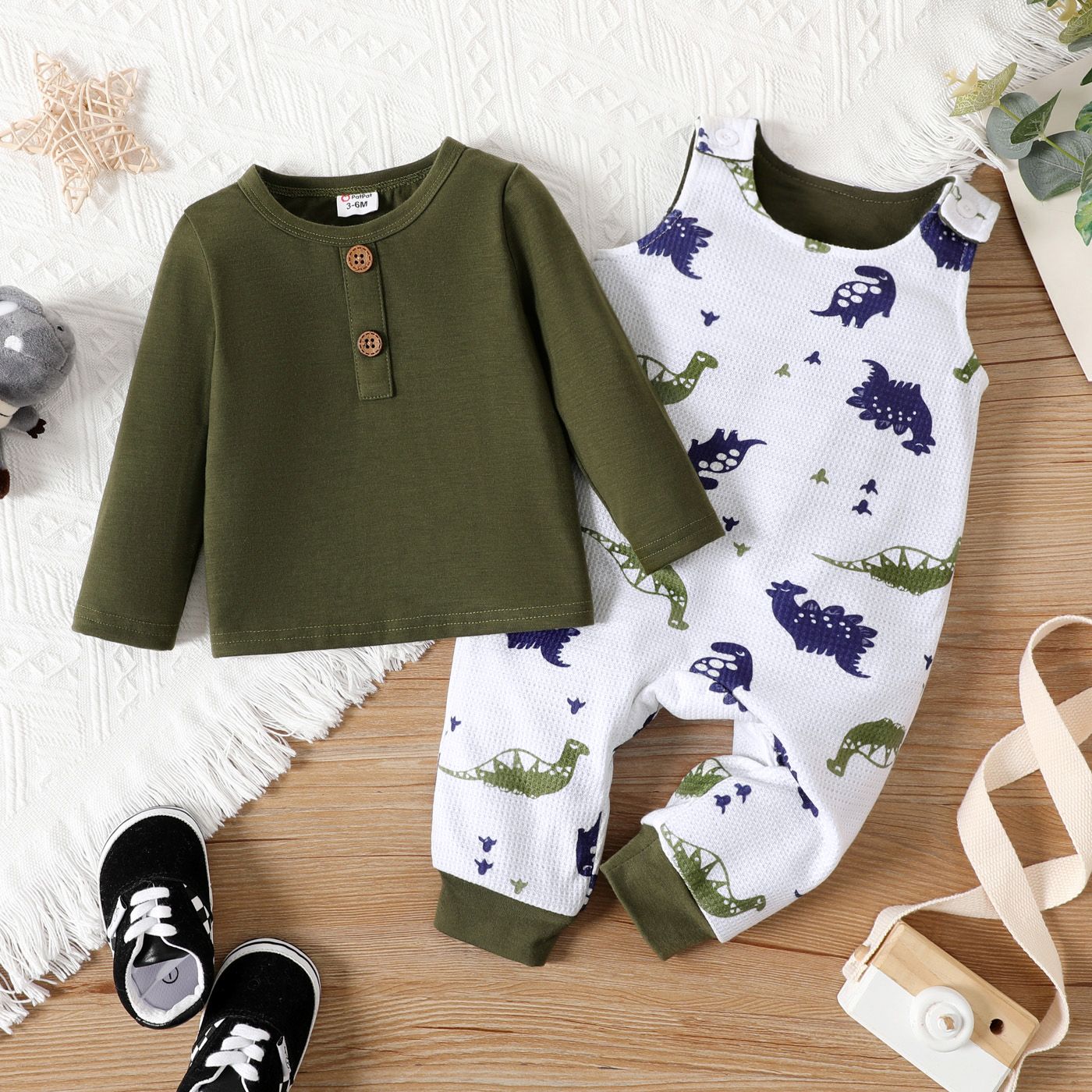 

2pcs Baby Boy Allover Dinosaur Print Overalls and Solid Long-sleeve Tee Set
