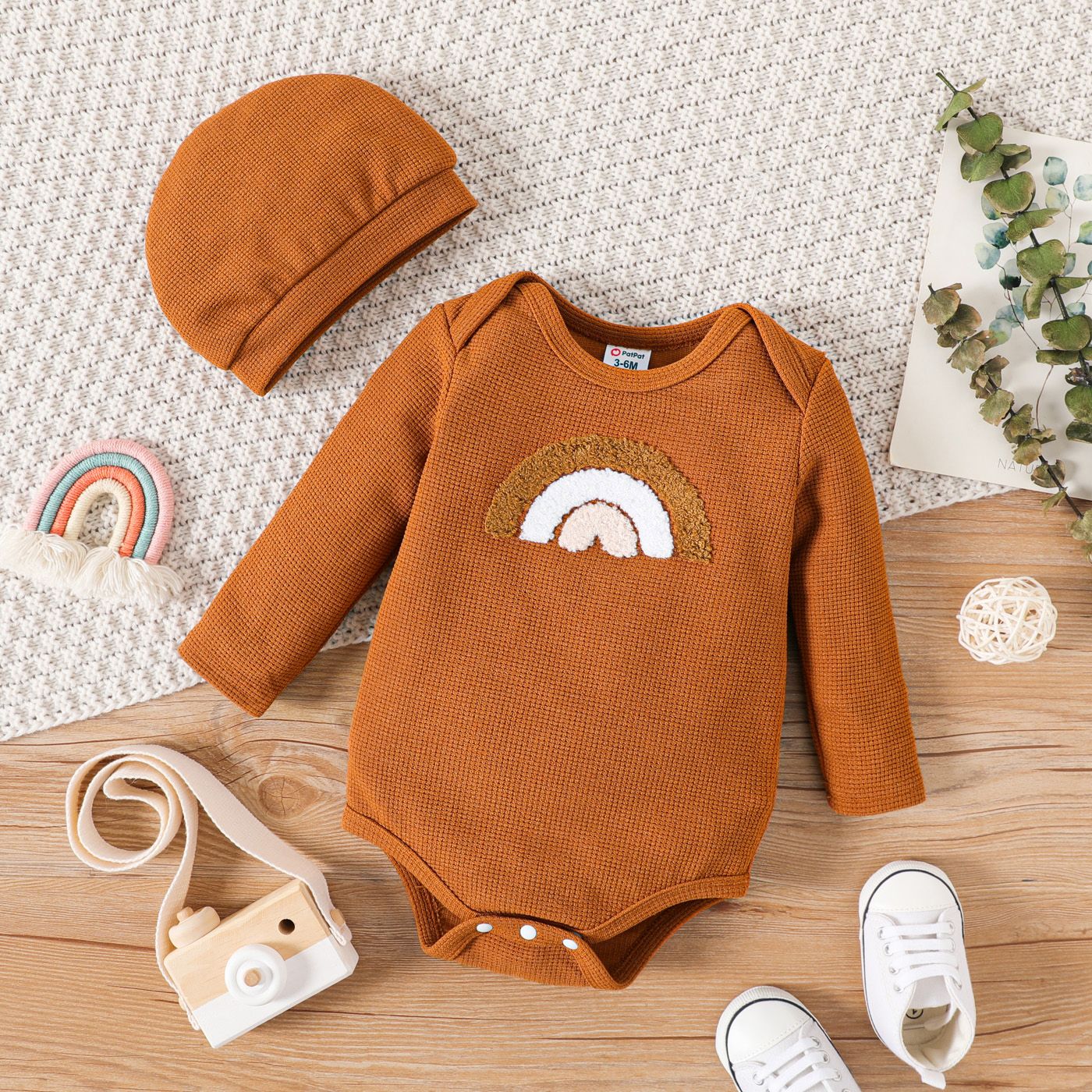 

2pcs Baby Boy Rainbow Embroidered Long-sleeve Waffle Romper with Hat Set