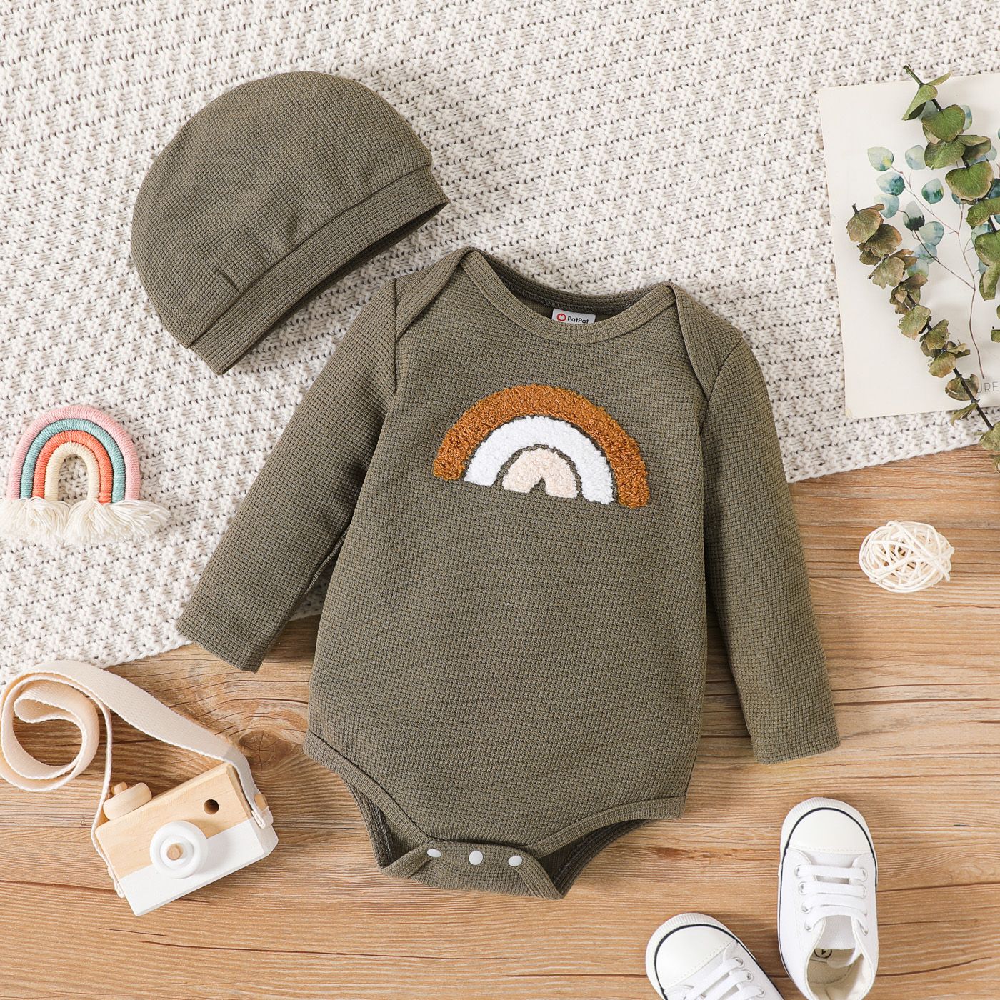 

2pcs Baby Boy Rainbow Embroidered Long-sleeve Waffle Romper with Hat Set