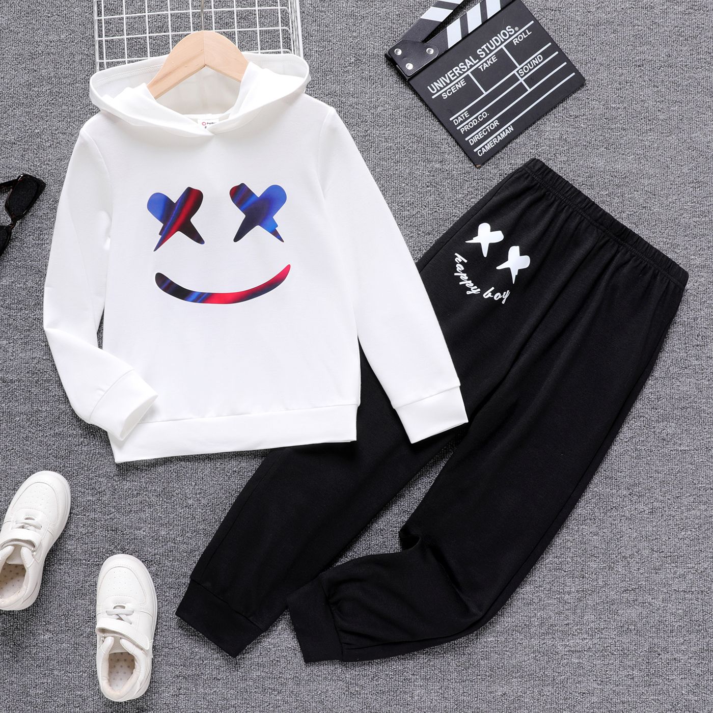 

2pcs Kid Boy Face Graphic Print White Hoodie Sweatshirt and Black Pants Set