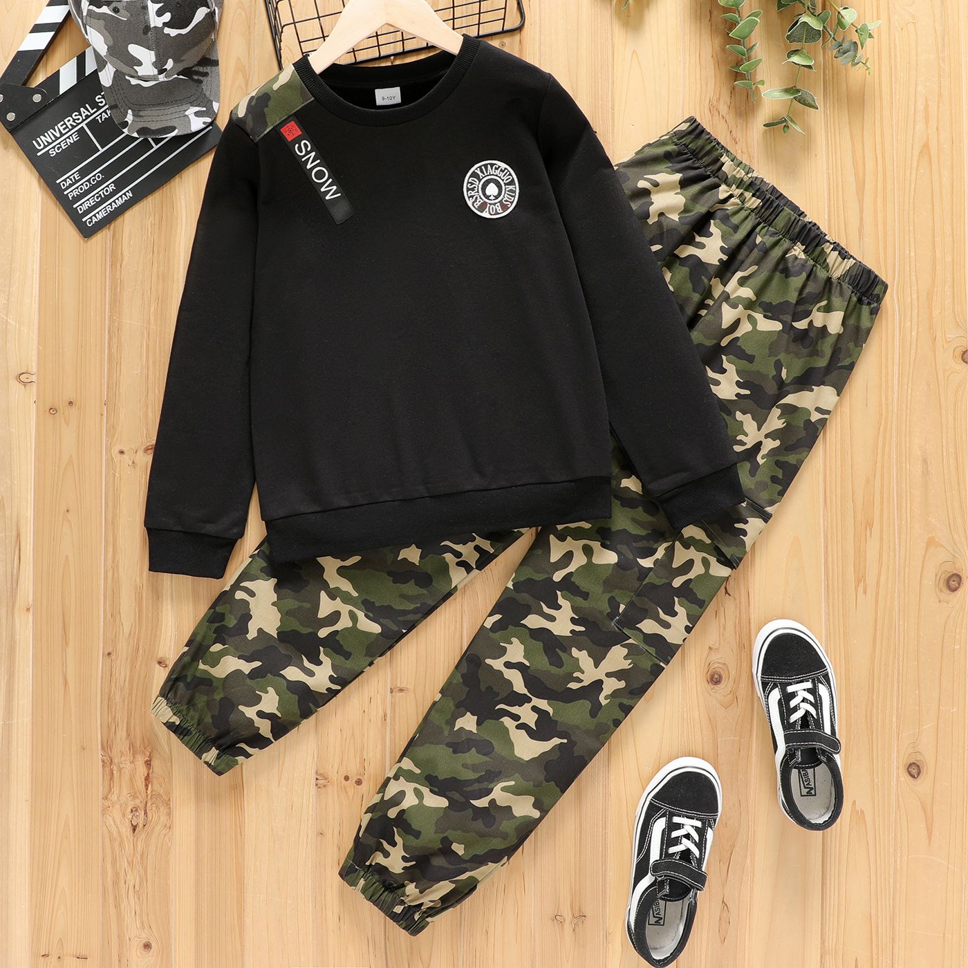 

2pcs Kid Boy Letter Print Black Pullover Sweatshirt and Camouflage Print Pants Set