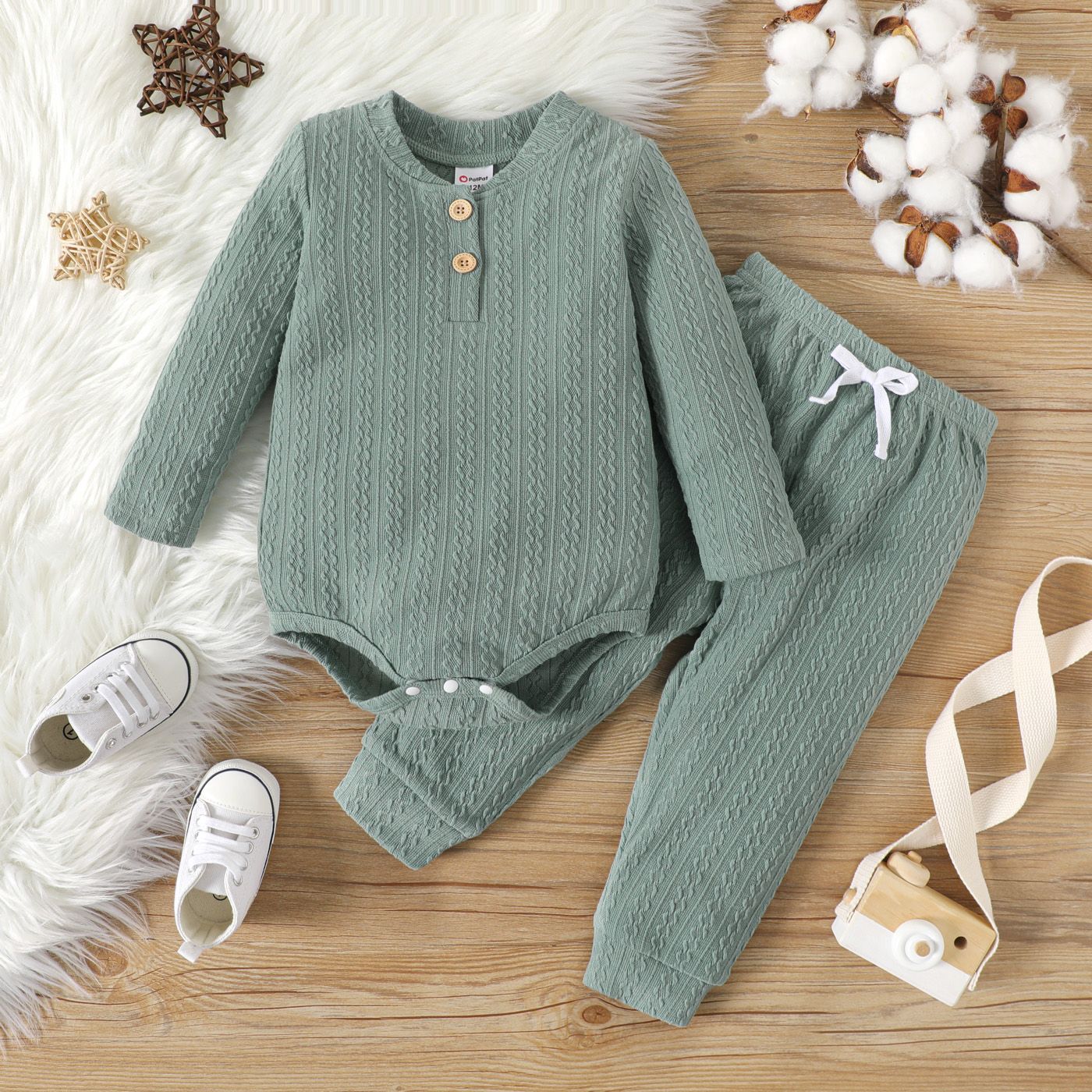 

2pcs Baby Boy/Girl Solid Textured Long-sleeve Romper and Pants Set