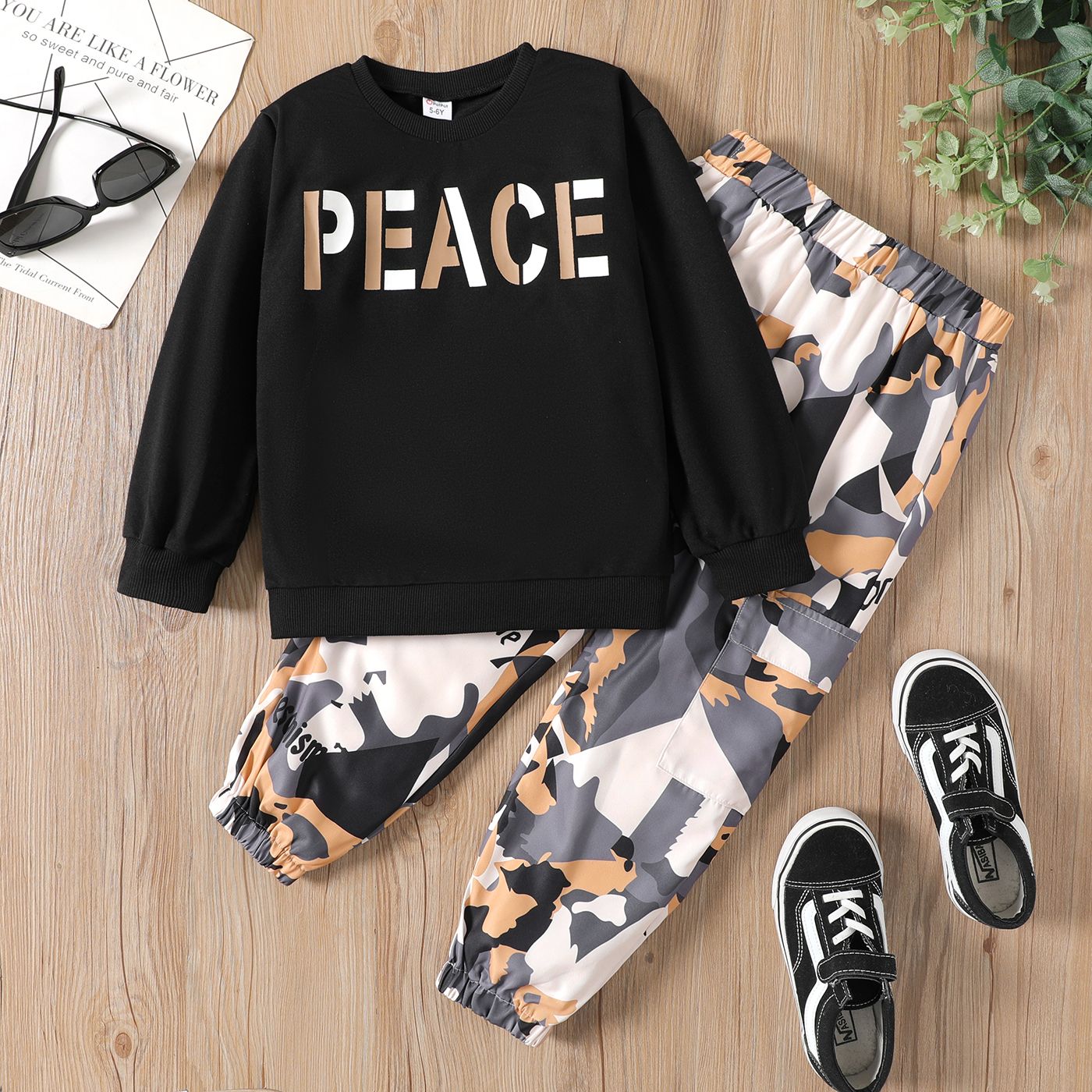 

2pcs Kid Boy Letter Print Black Pullover Sweatshirt and Camouflage Print Pants Set