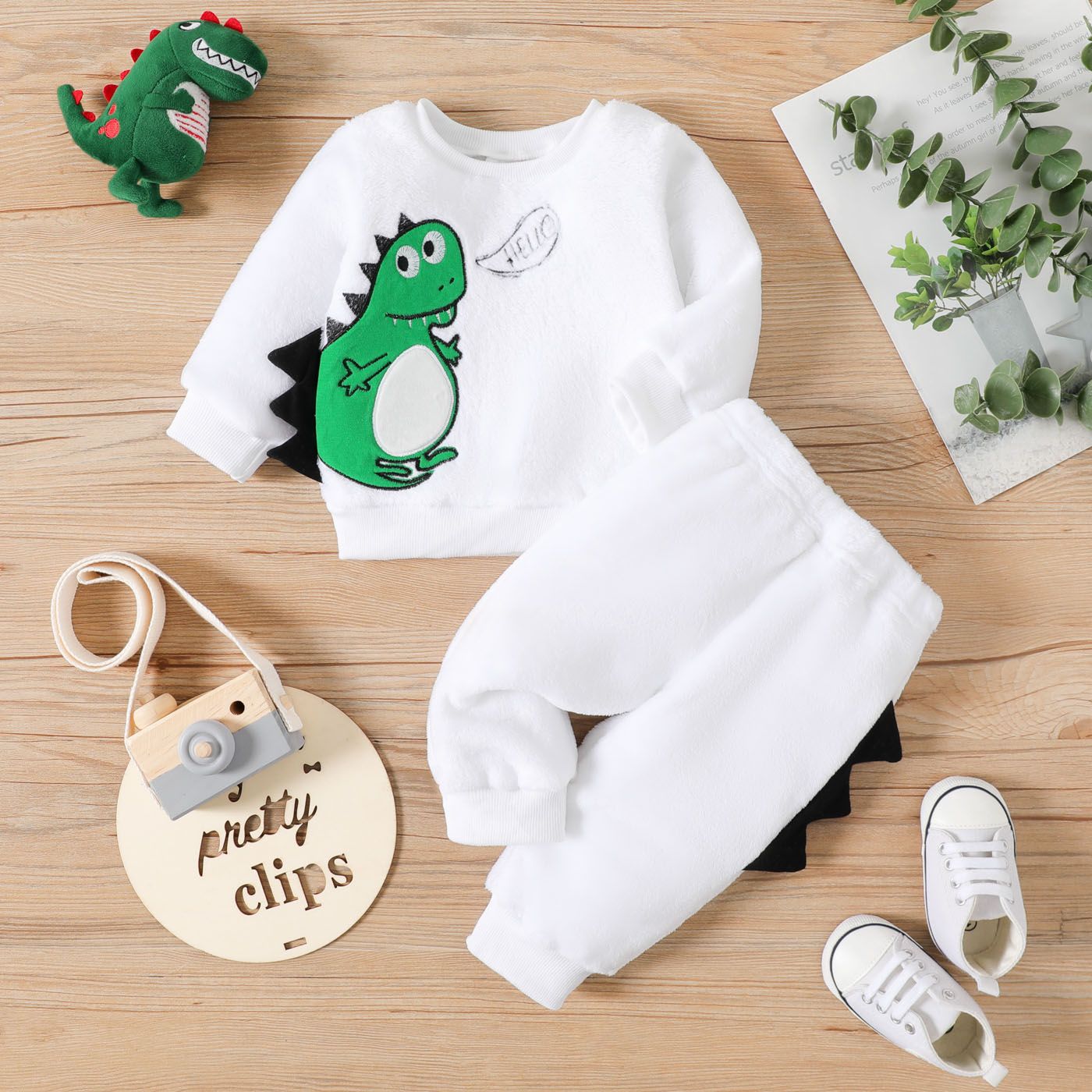 

2pcs Baby Boy/Girl Dinosaur Embroidered Long-sleeve Fleece Sweatshirt and Sweatpants Set