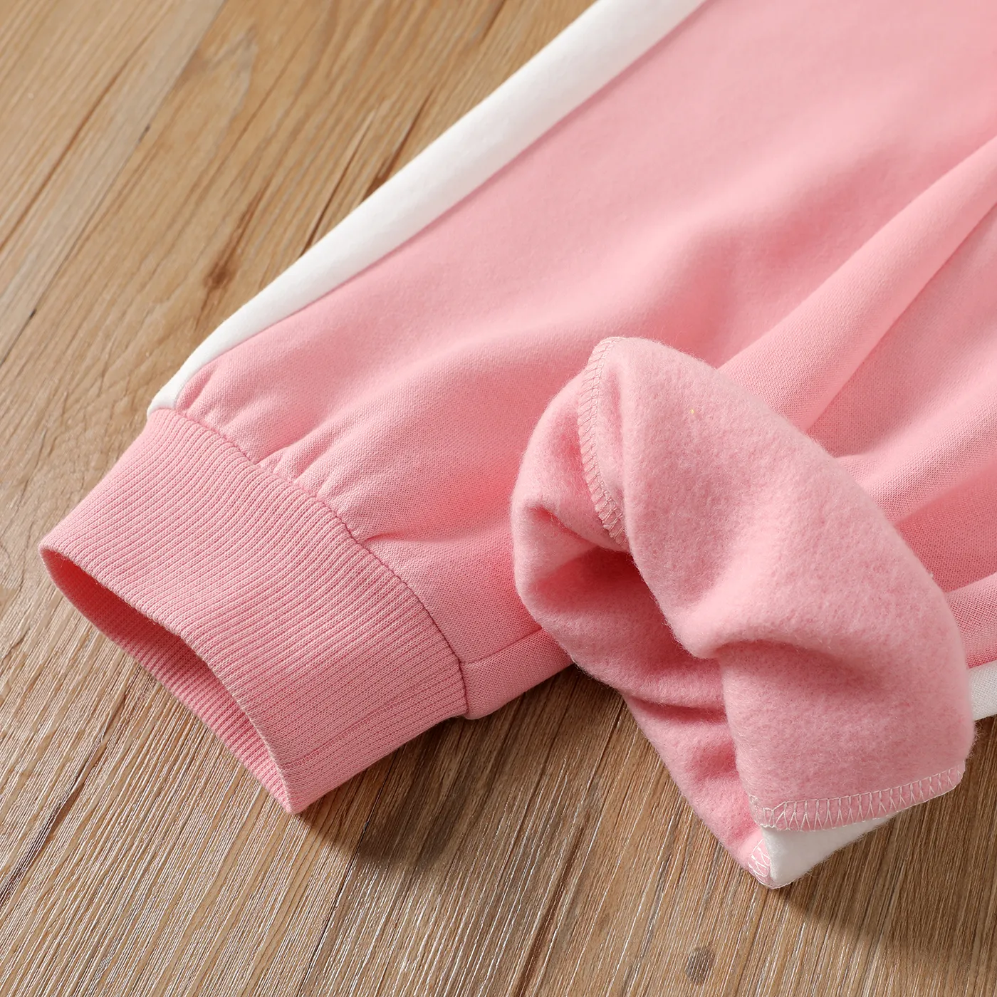 2pcs Kid Girl Character Print Pocket Design Fleece Lined White Hoodie Fleece Sweatshirt and Colorblock Pants Set  image 4
