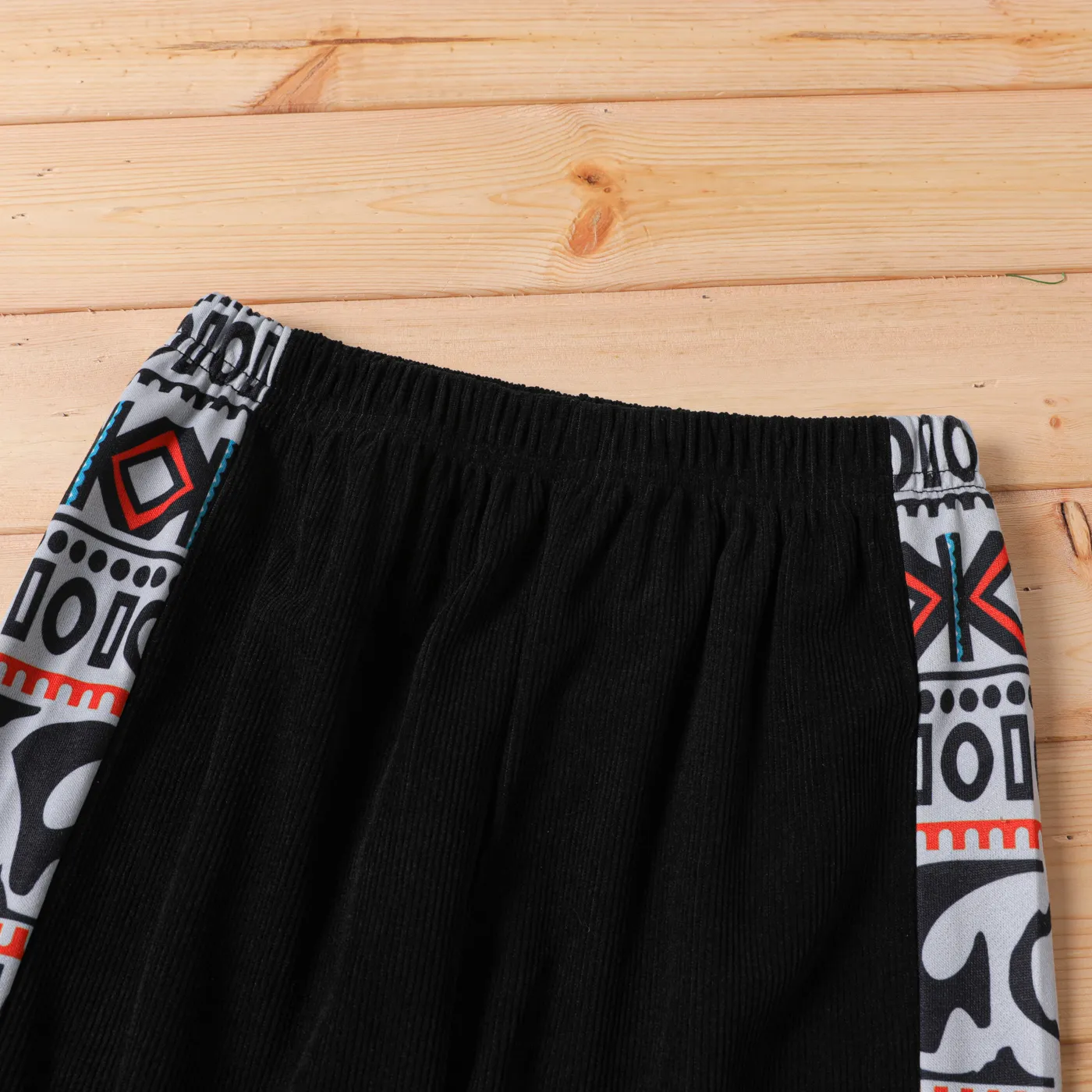 Calça de veludo cotelê elástica com estampa geográfica infantil menino  image 4