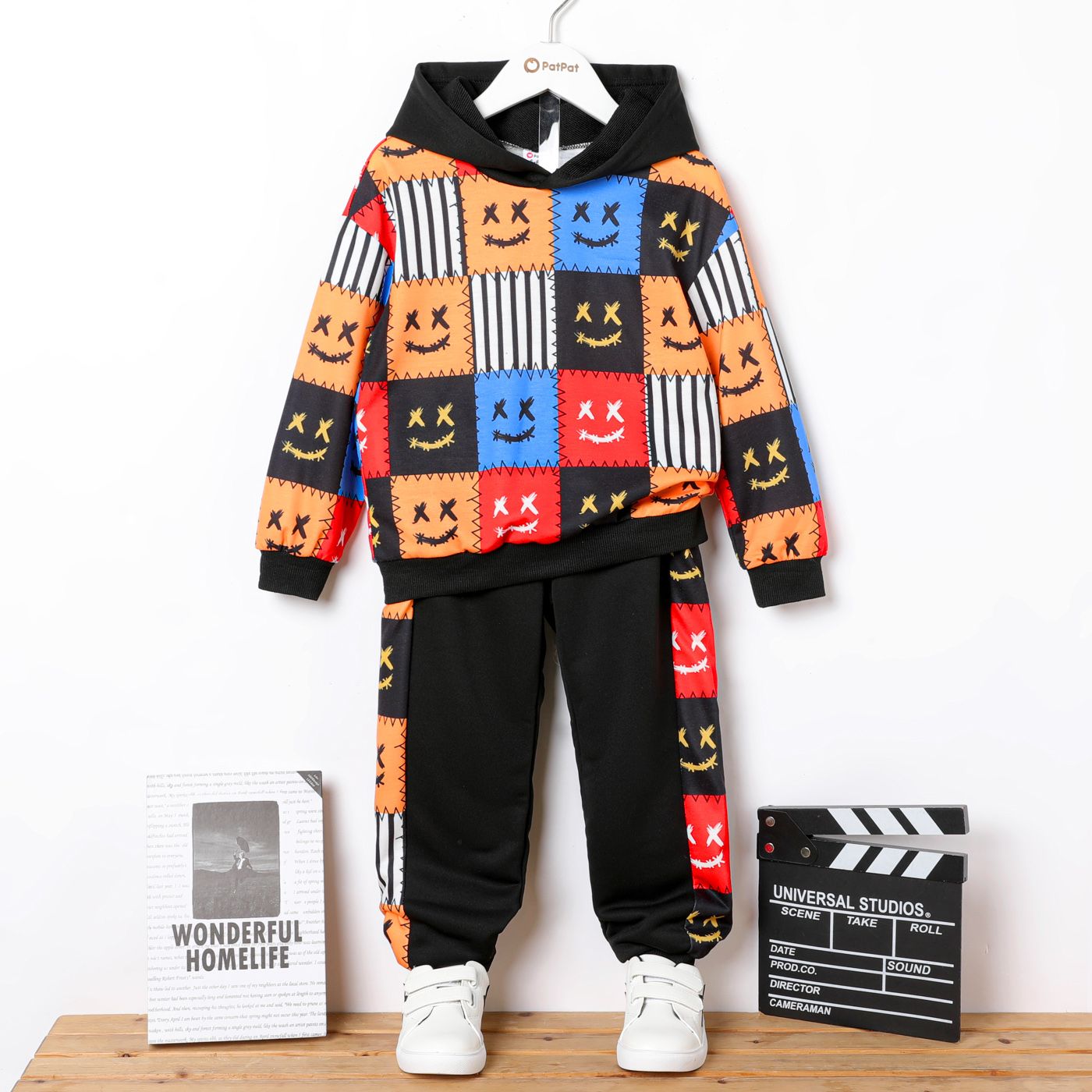 

2pcs Kid Boy Face Graphic Print Colorblock Hoodie Sweatshirt and Pants Set