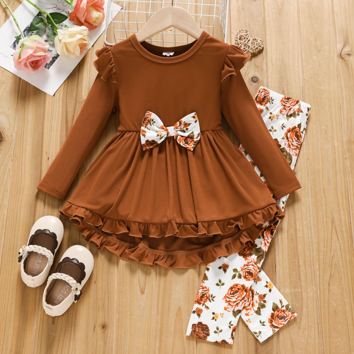 

2pcs Toddler Girl Bowknot Design Ruffled High Low Tee and Floral Print Leggings Set