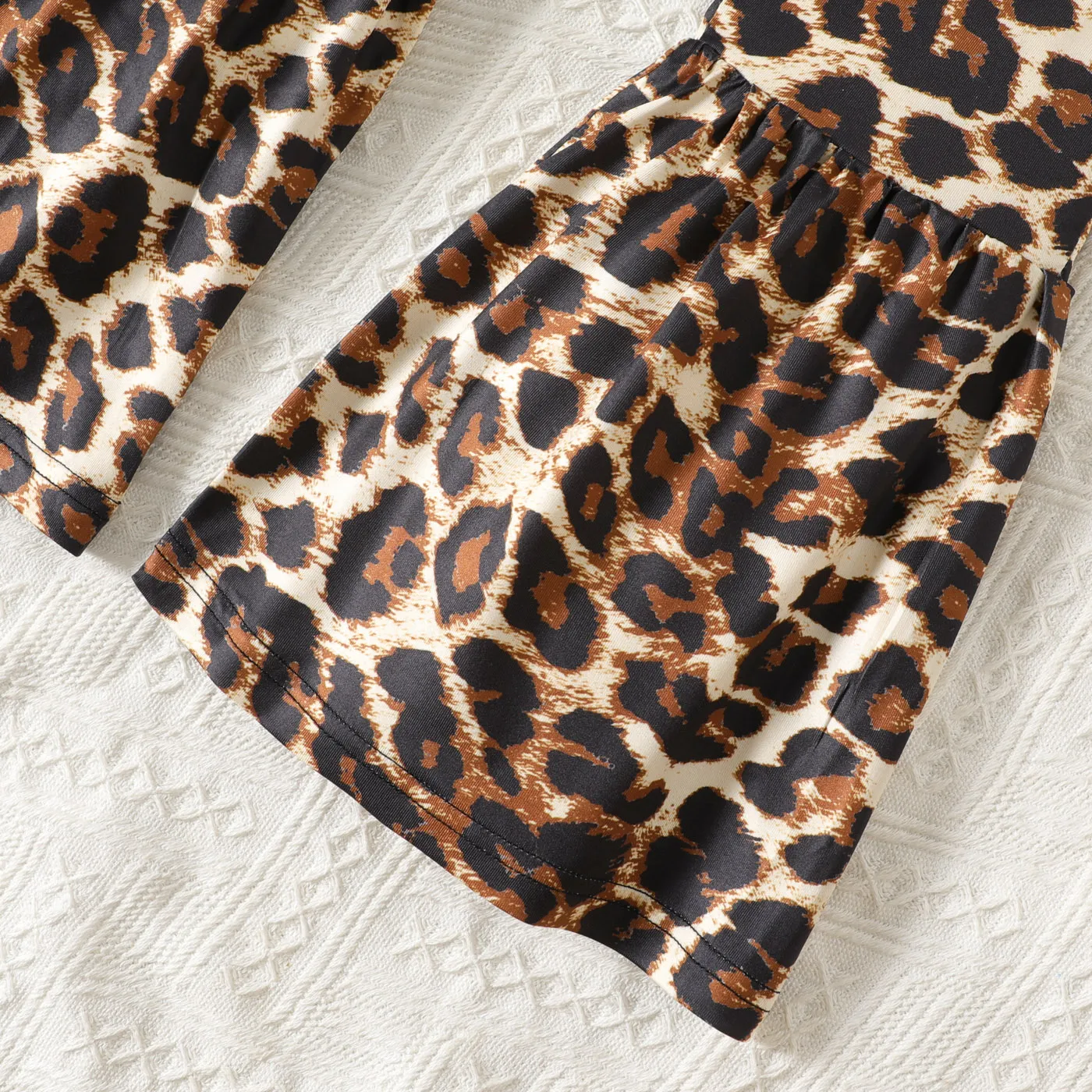2pcs Kid Girl Figure Print Tie Knot Tee and Leopard Print Flared Pants Set  image 5