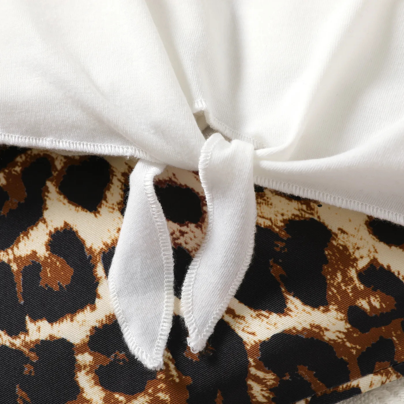 2pcs Kid Girl Figure Print Tie Knot Tee and Leopard Print Flared Pants Set  image 4