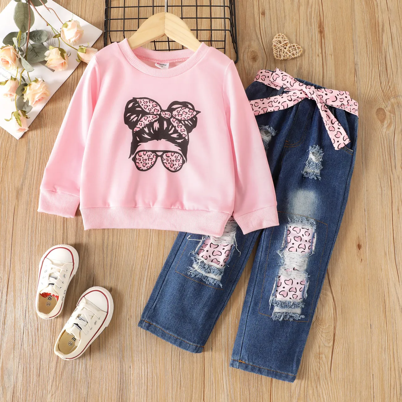 2pcs Toddler Girl Trendy Patchwork Ripped Denim Jeans and Figure Print Sweatshirt Set  big image 1
