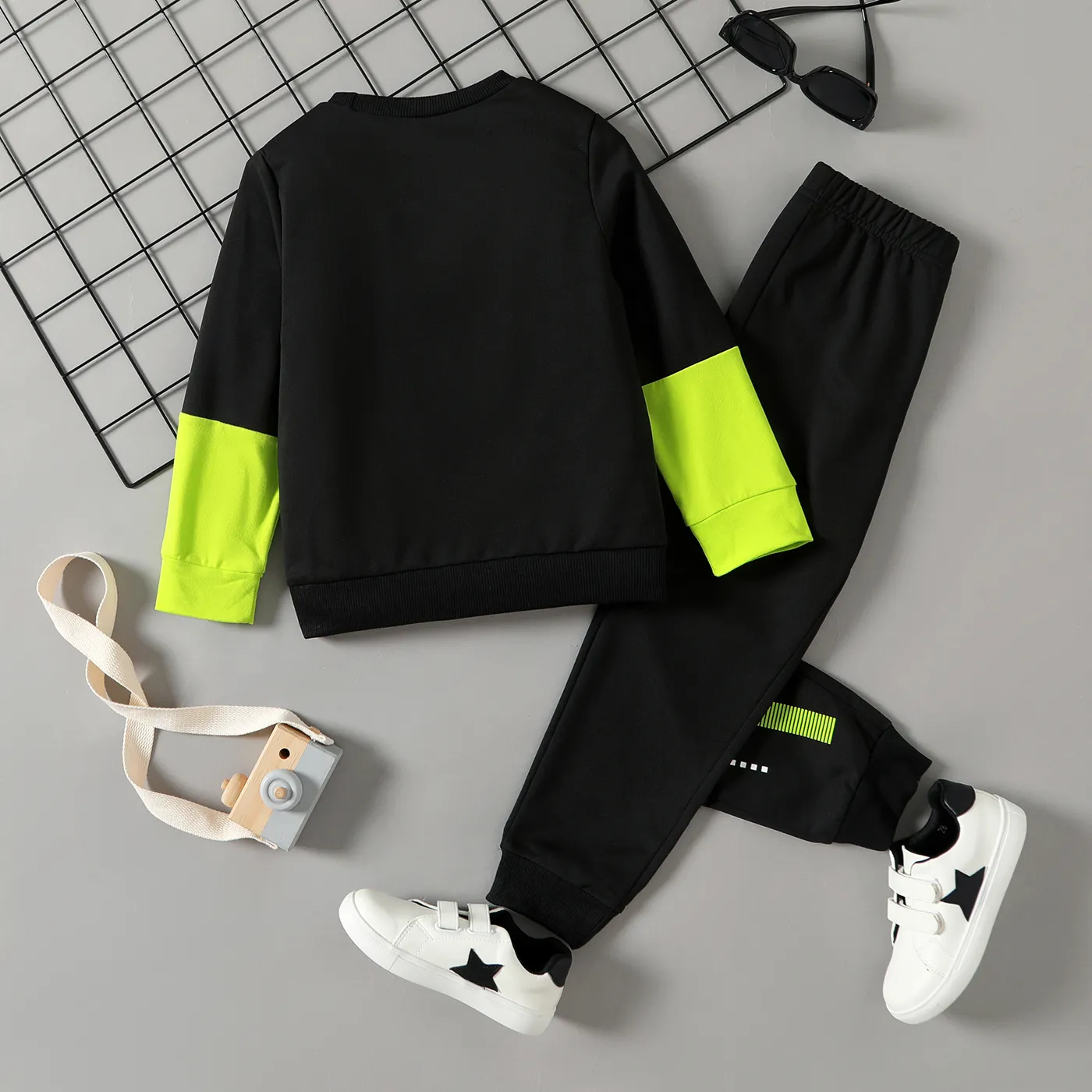 2pcs Kid Boy Letter Print Splice Sweatshirt and Elasticized Pants Set  image 4