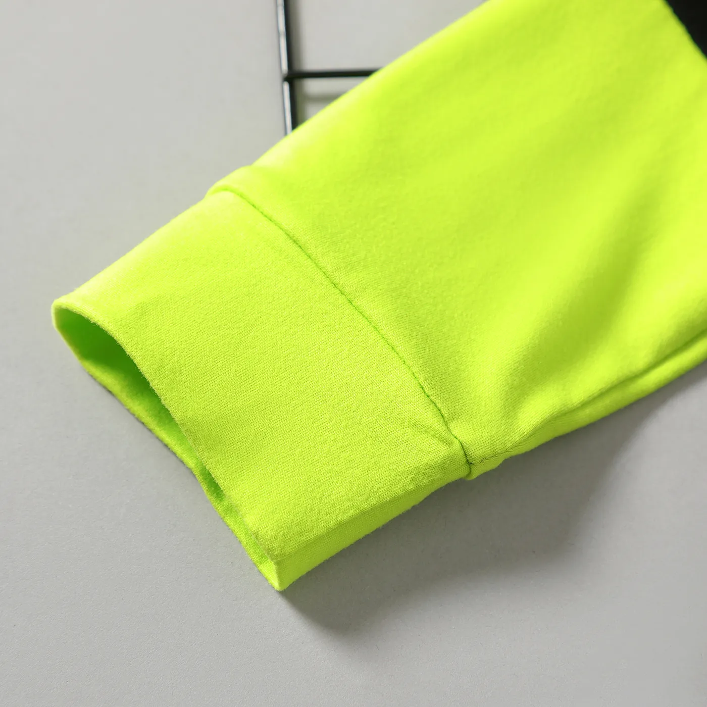 2pcs Kid Boy Letter Print Splice Sweatshirt and Elasticized Pants Set  image 3