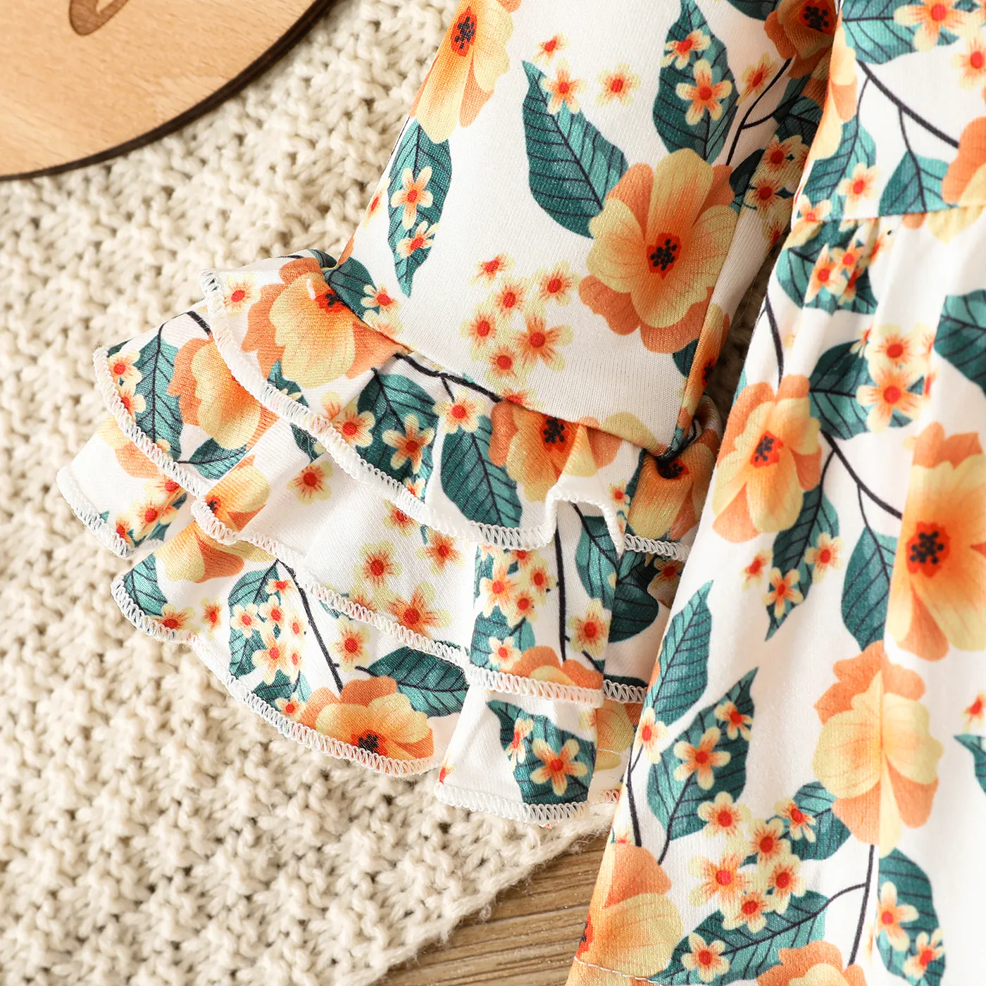 2pcs Baby Girl 95% Cotton Ripped Jeans and Allover Floral Print Ruffle Flare-sleeve Top Set  image 4