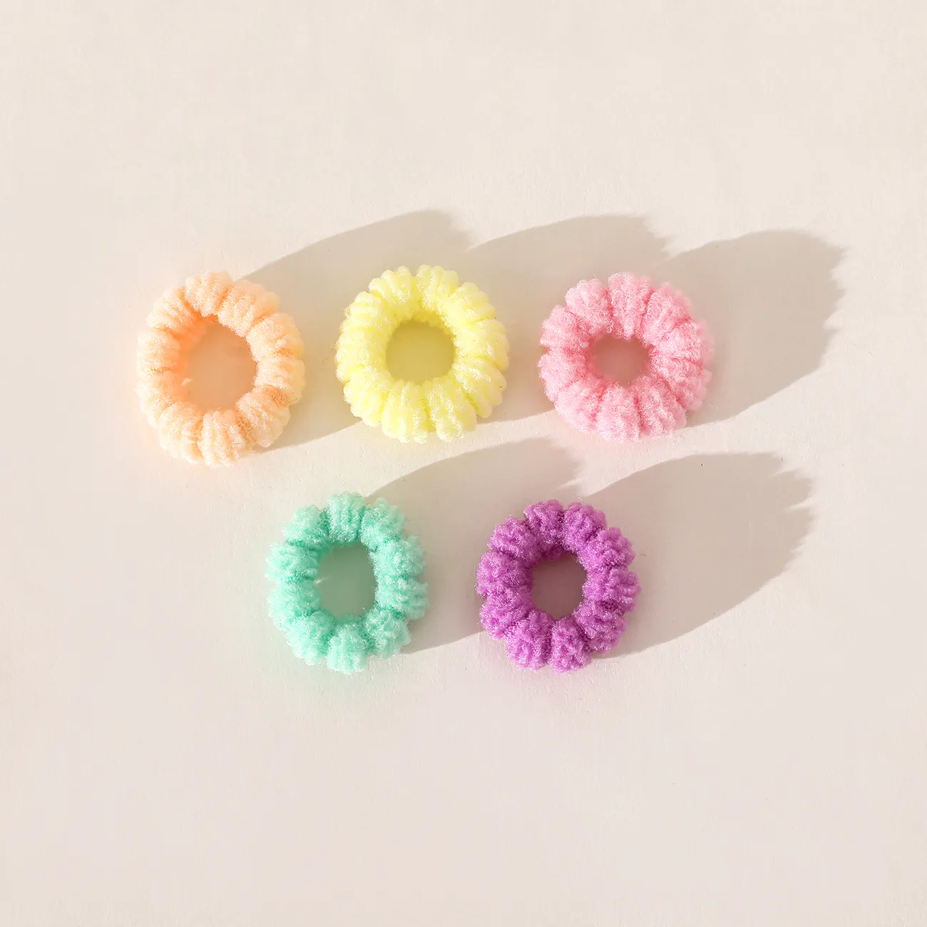 Paquete de 100 gomas para el pelo de nailon multicolor de alta elasticidad para niñas. Multicolor big image 1