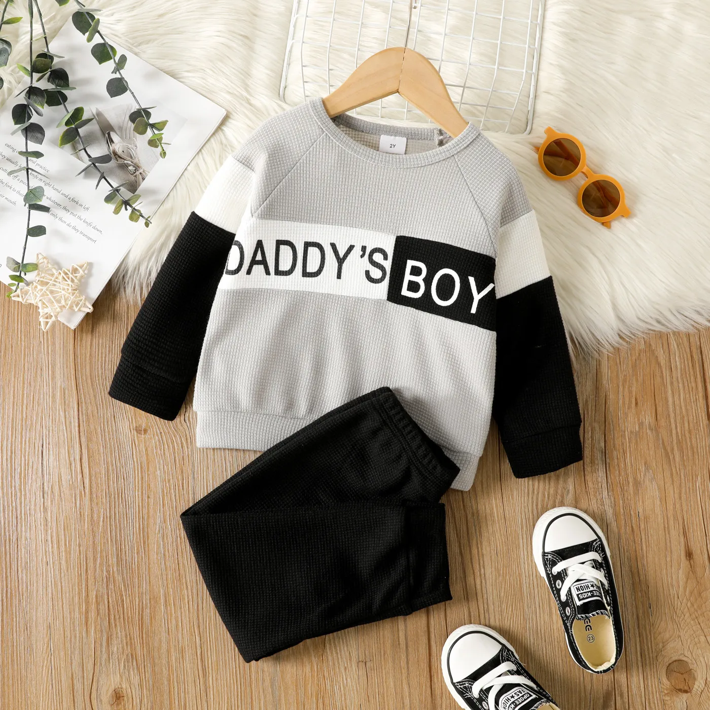 

2pcs Toddler Boy Trendy Letter Print Colorblock Waffle Sweatshirt and Pants Set