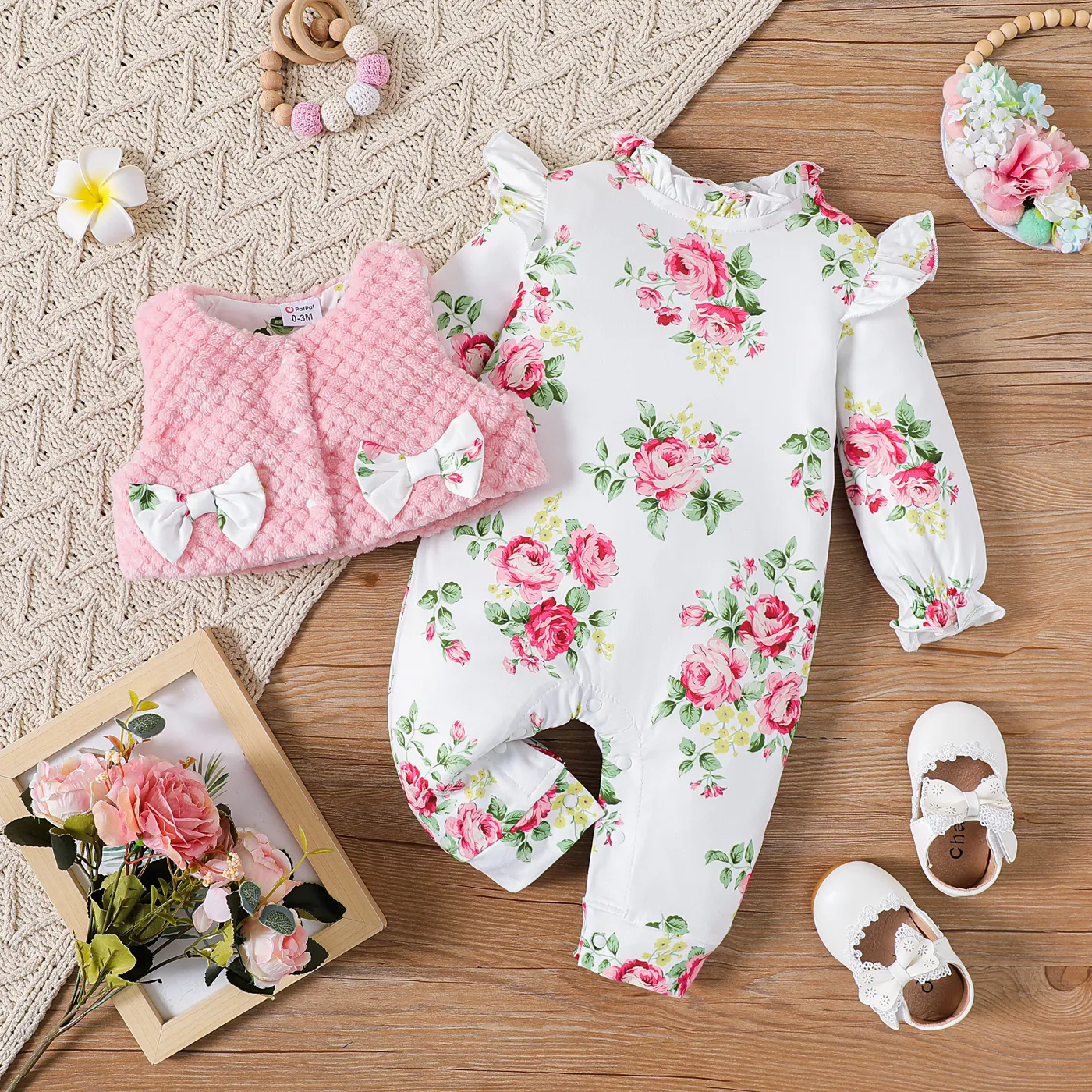 

2pcs Baby Girl Baby Girl Allover Floral Print Frill Mock Neck Ruffle Long-sleeve Jumpsuit and Bow Front Fuzzy Vest Set