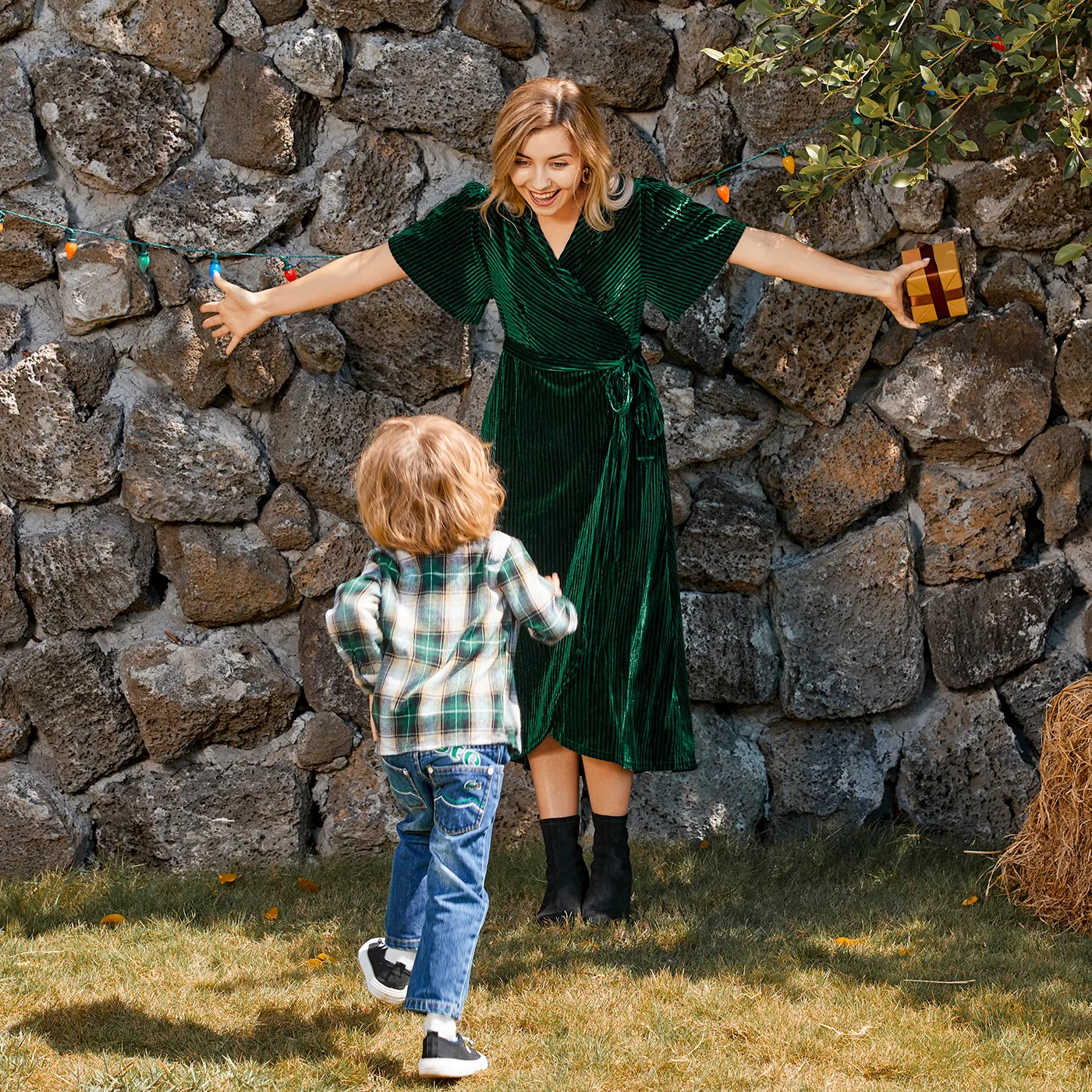 Family Matching Green Velvet Surplice Neck Ruffle-sleeve Dresses and Plaid Shirts Sets Green image 6