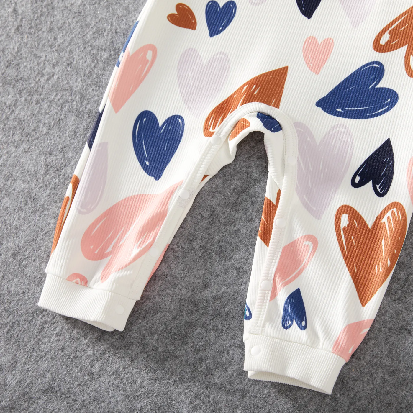 Family Matching Allover Heart Print and Colorblock Ribbed Long-sleeve Sweatshirts Color block image 5