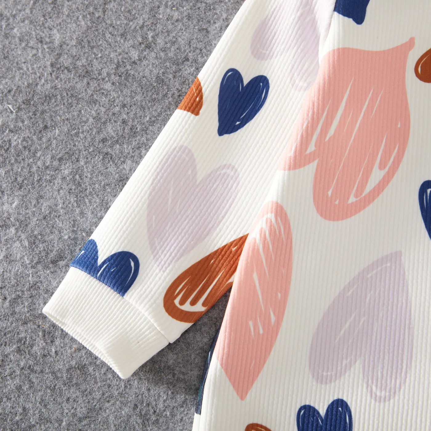Family Matching Allover Heart Print and Colorblock Ribbed Long-sleeve Sweatshirts Color block image 4