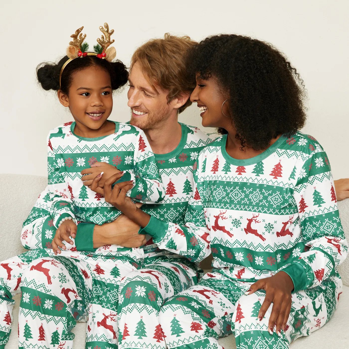 Ensembles De Pyjamas Naia ™ à Manches Longues Verts Assortis à La Famille De Noël à Imprimé Sapin De Noël Et Renne (ignifuge)