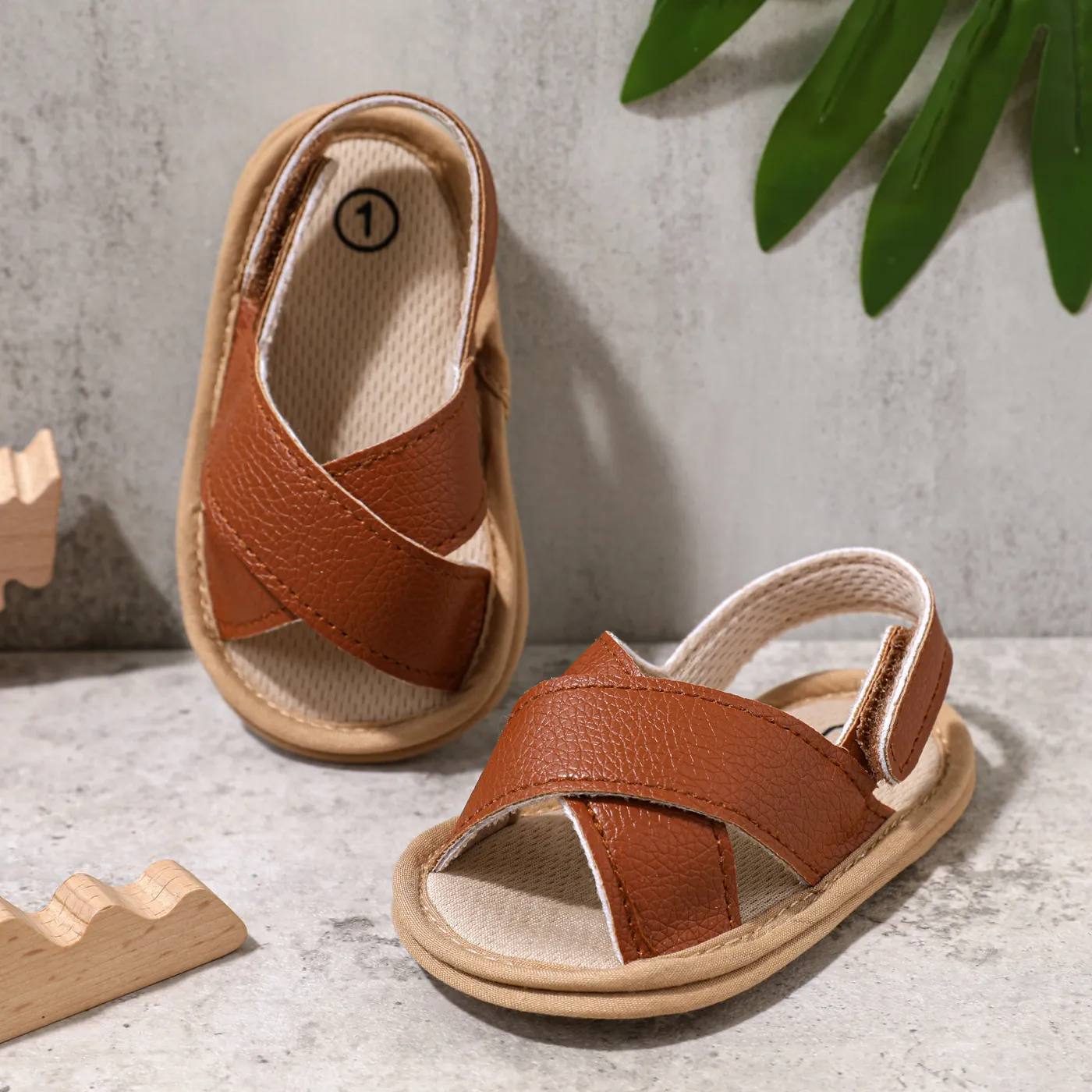 رضيع / طفل صغير حزام متقاطع slingback مفتوح اصبع القدم الصنادل وحيد لينة prewalker الأحذية بنى