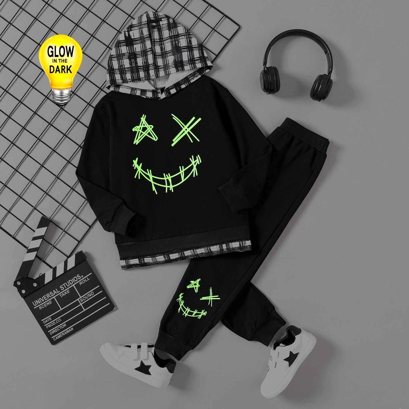 

2pcs Kid Boy Face Graphic Print Reflctive Plaid Splice Hoodie Sweatshirt and Pants Set